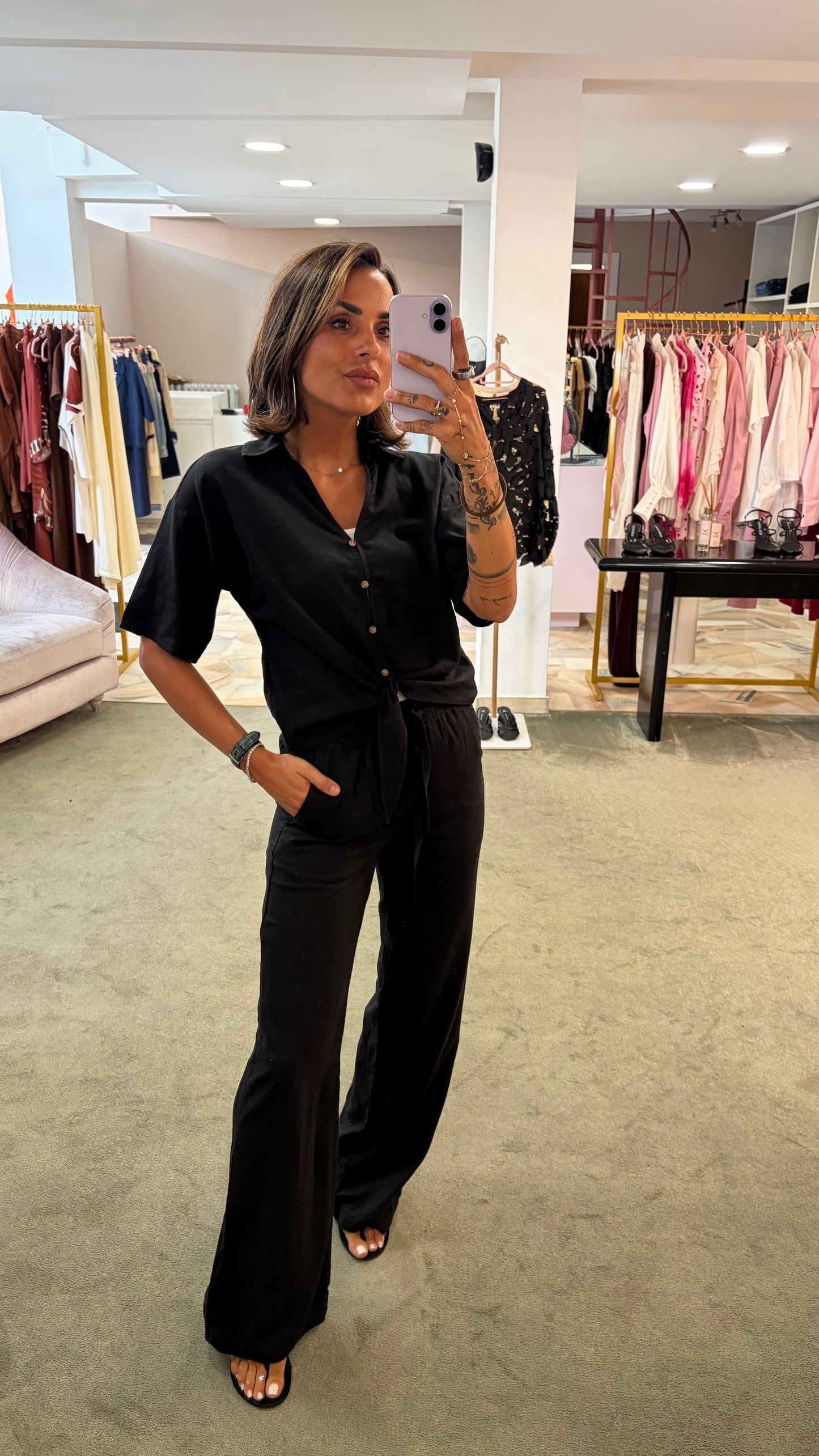 Camicia nera manica corta con nodo in vita sy