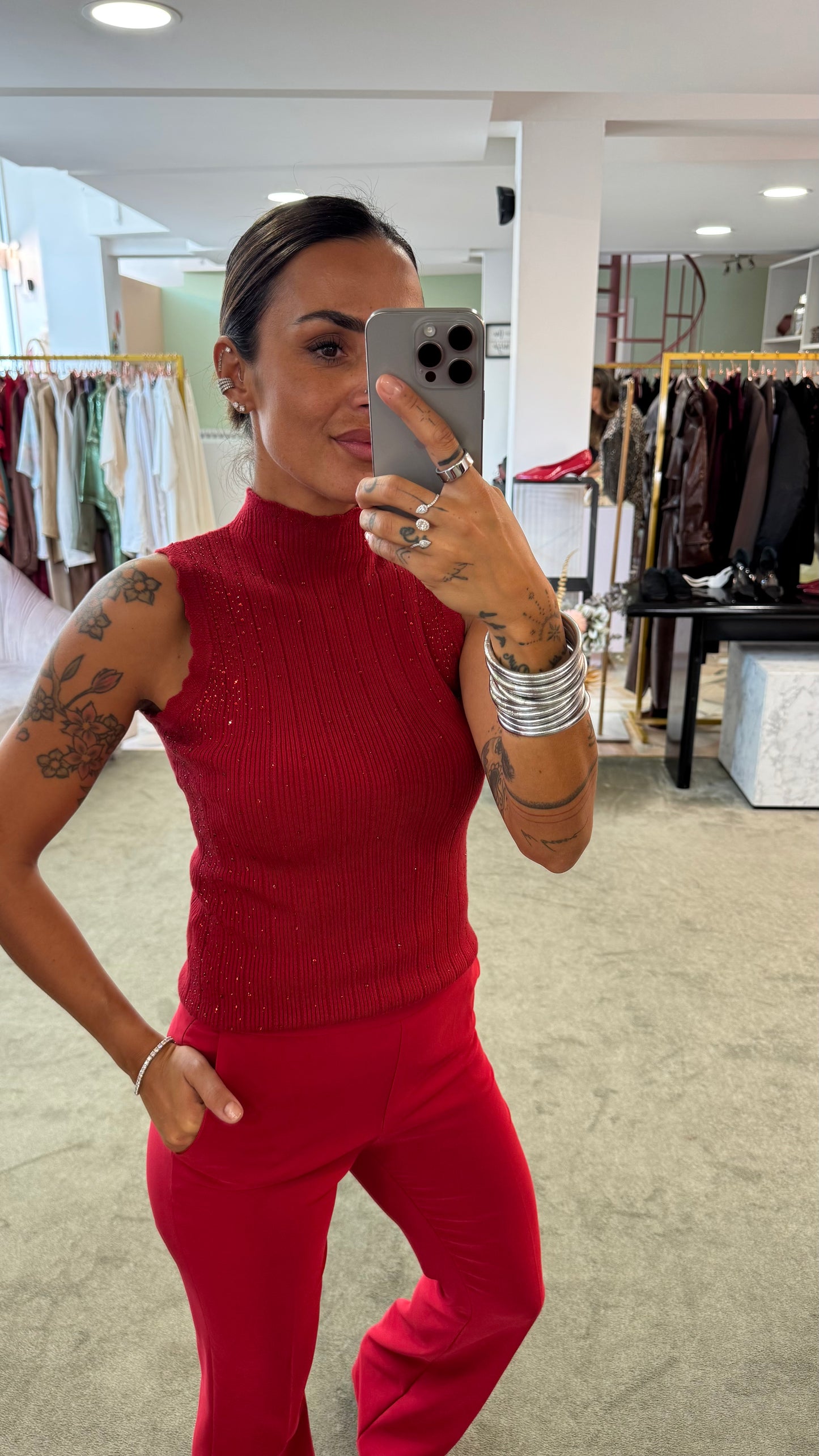 Lupetto smanicato rosso con cristalli a costine fr