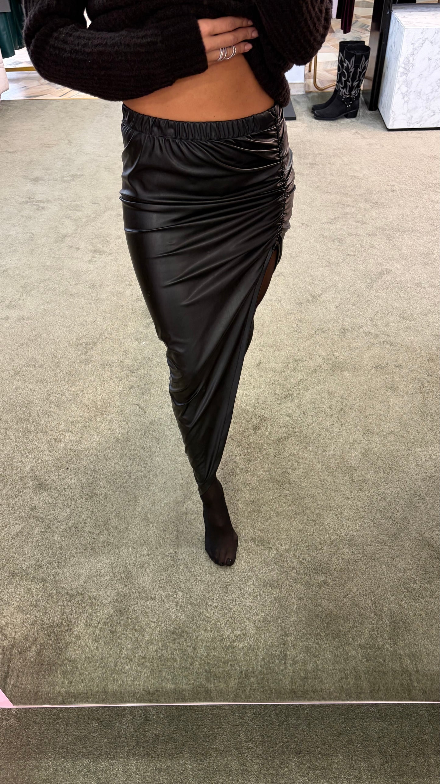 Gonna lunga nera in ecopelle con spacco mq