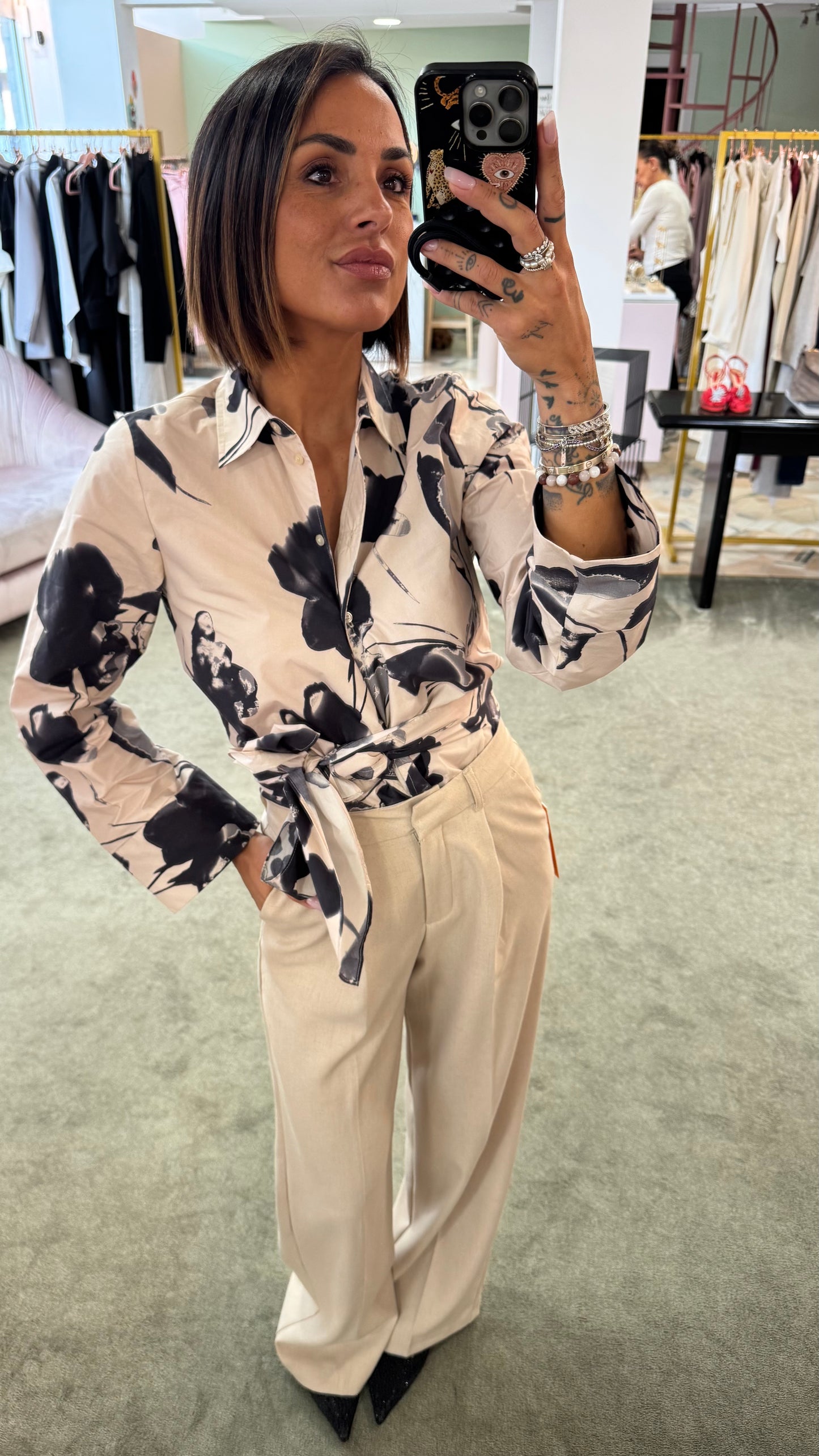 Camicia beige con fiori neri a portafoglio  sl