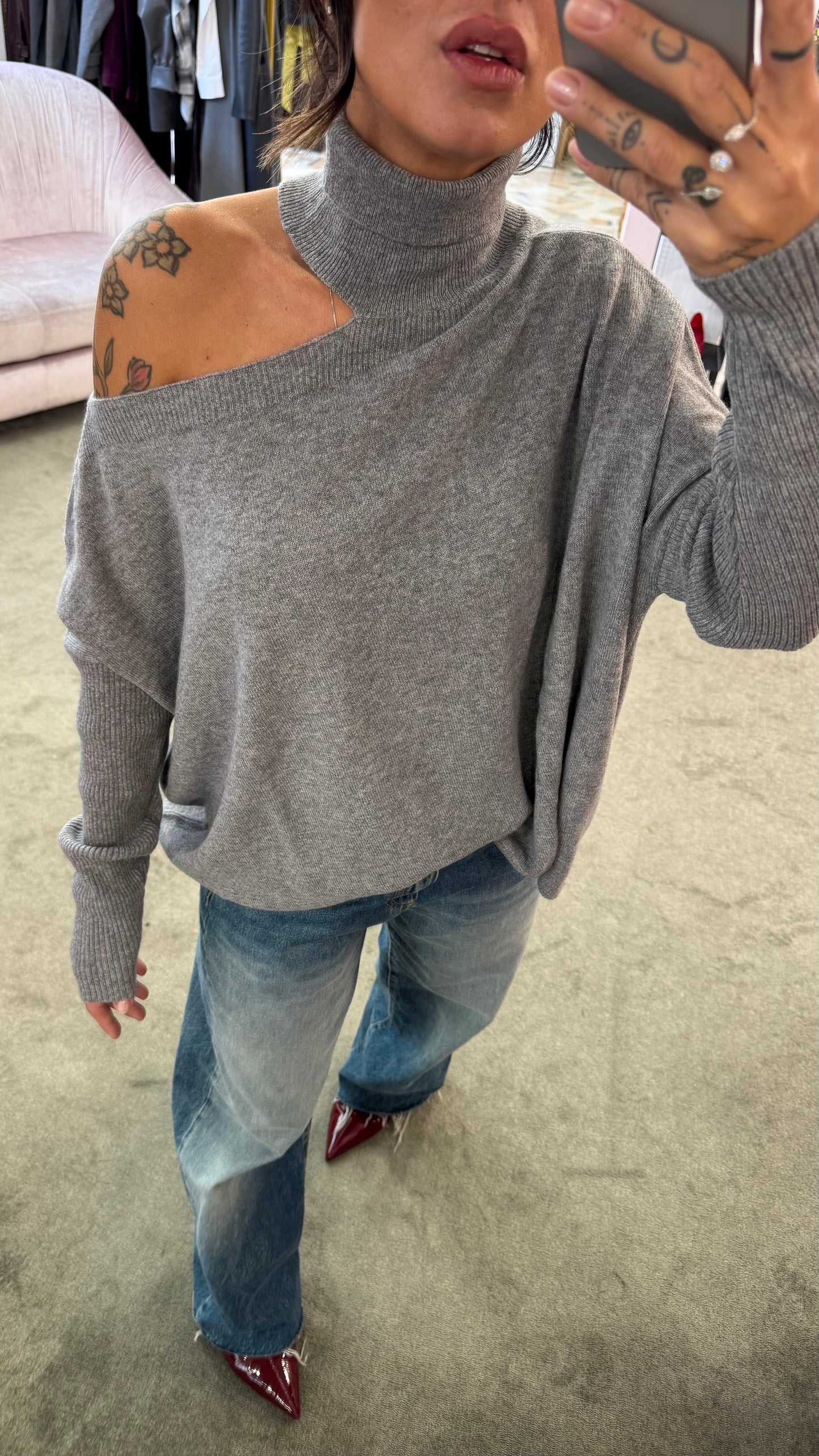 Dolcevita grigio cutout  sulla spalla lh