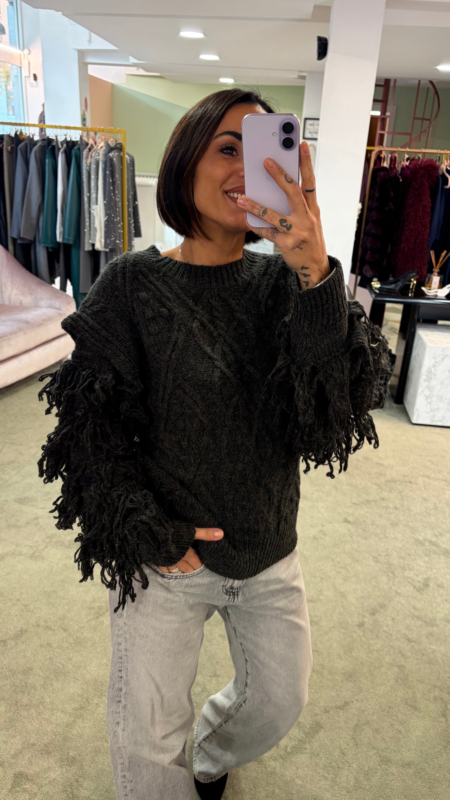 Maglione grigio scuro losanghe e manica con frange gl