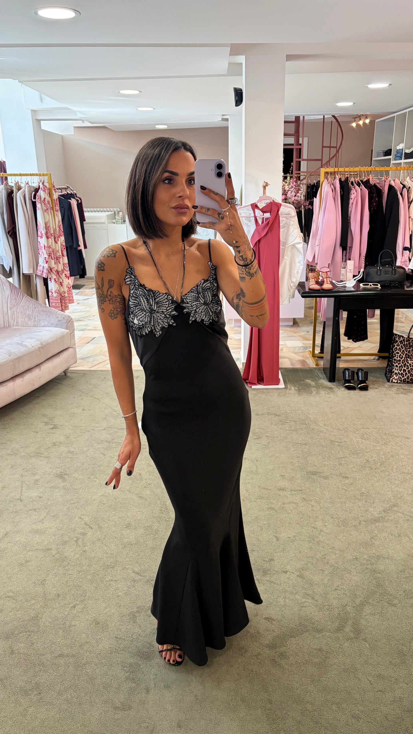 Abito lungo nero sottoveste con ricami e collana crystal fr