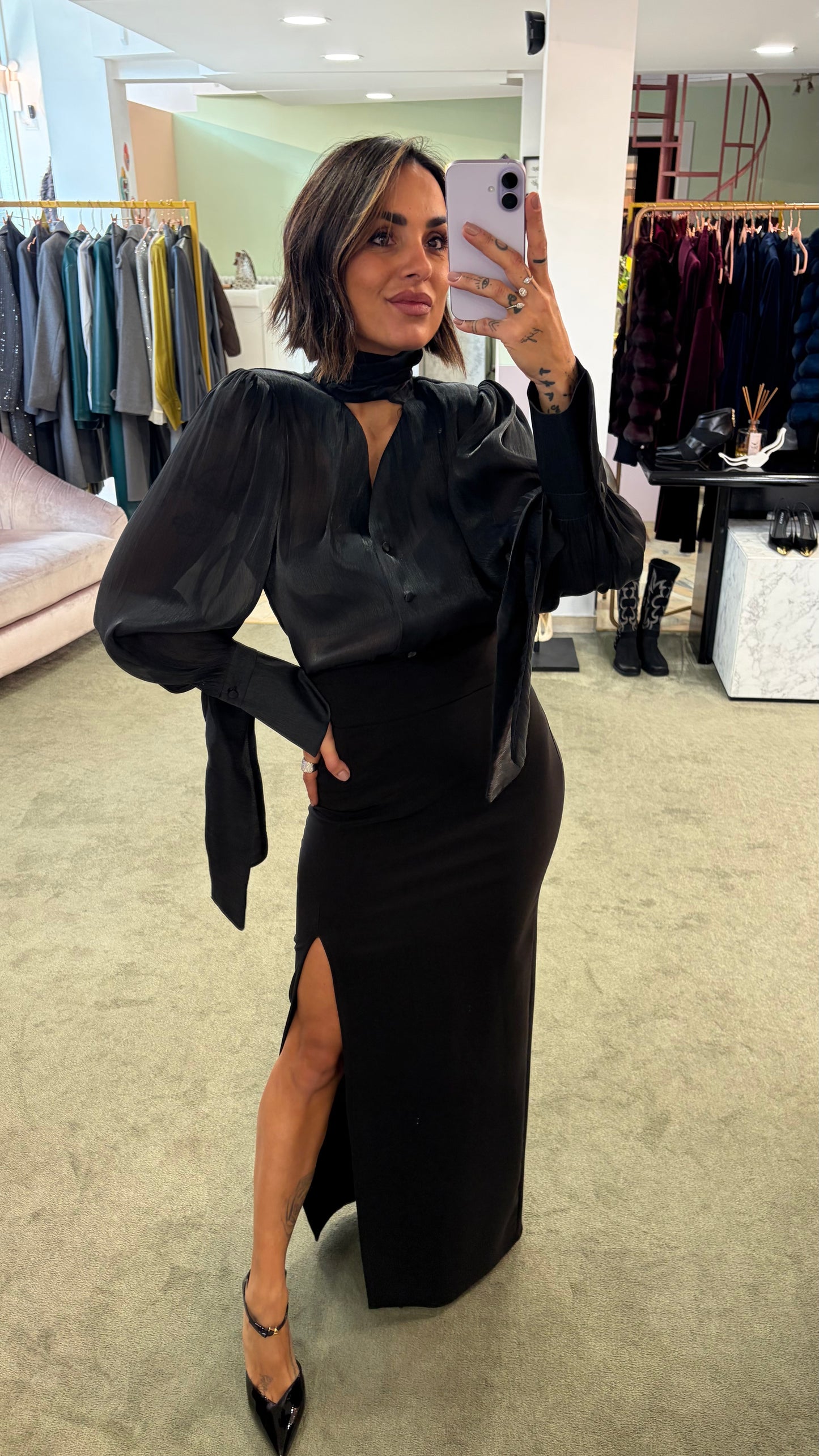 Camicia nera scollo a v con bottoncini e sciarpina Actualee