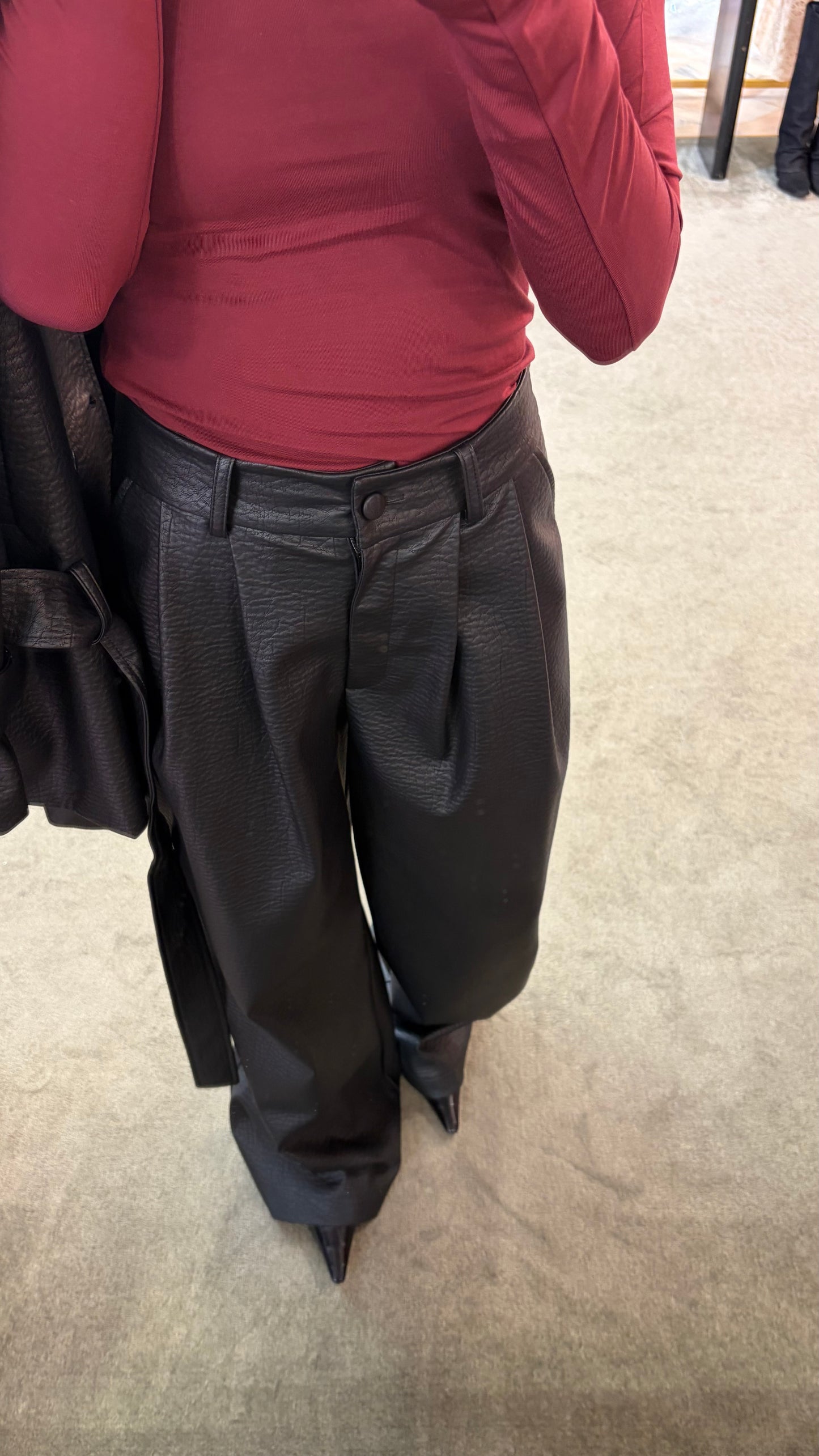 Pantaloni neri ecopelle martellata Actualee