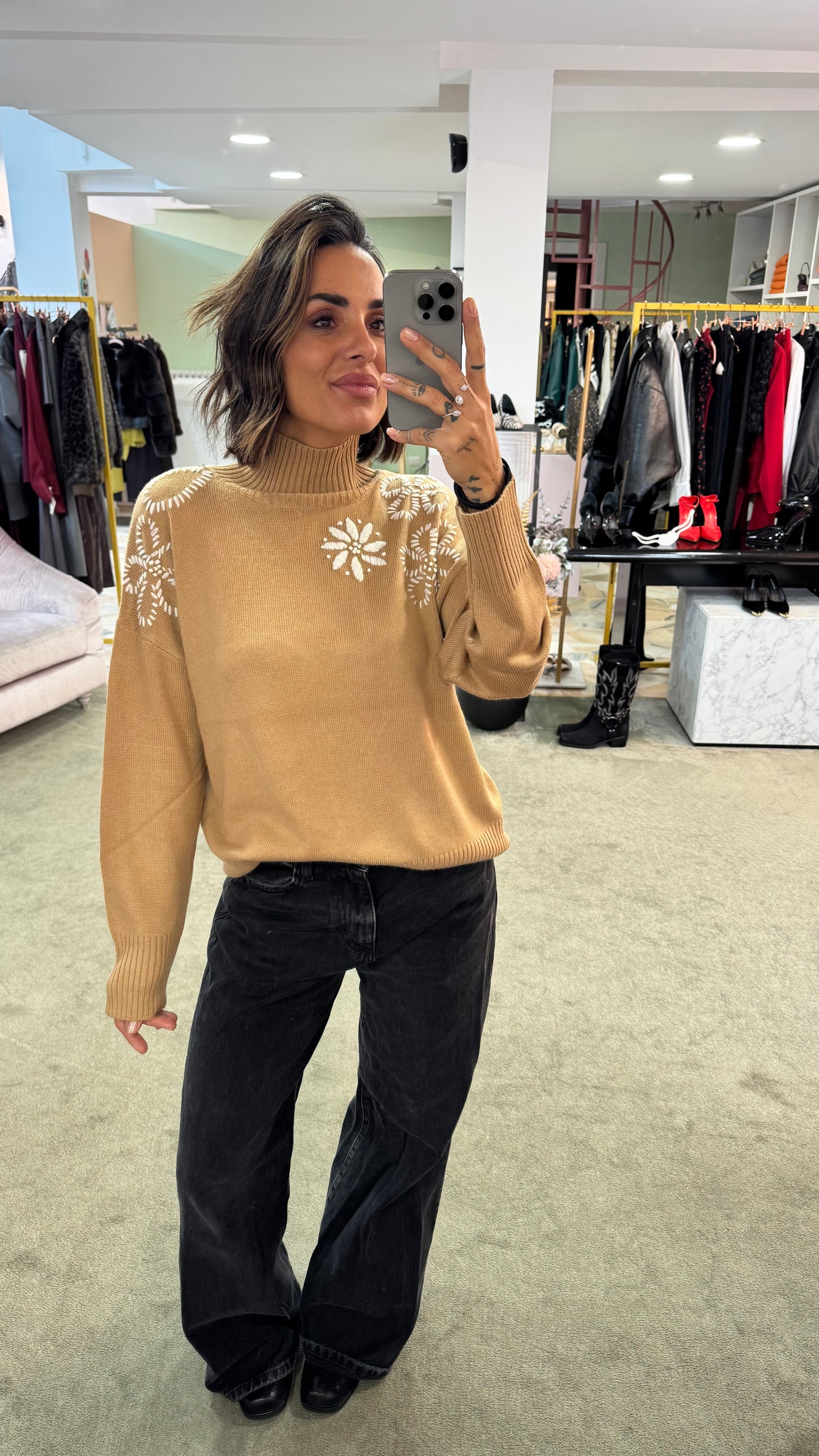 Maglione lupetto cammello con ricami bj