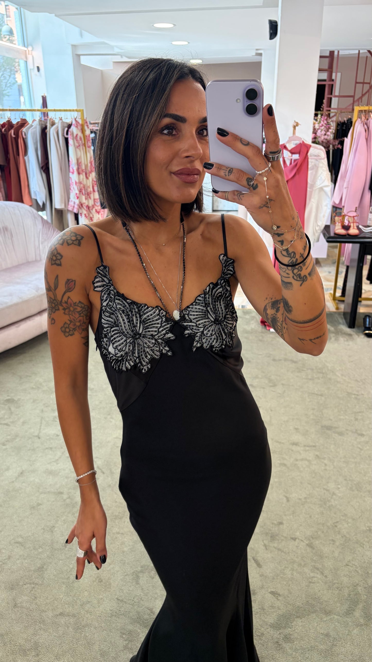 Abito lungo nero sottoveste con ricami e collana crystal fr