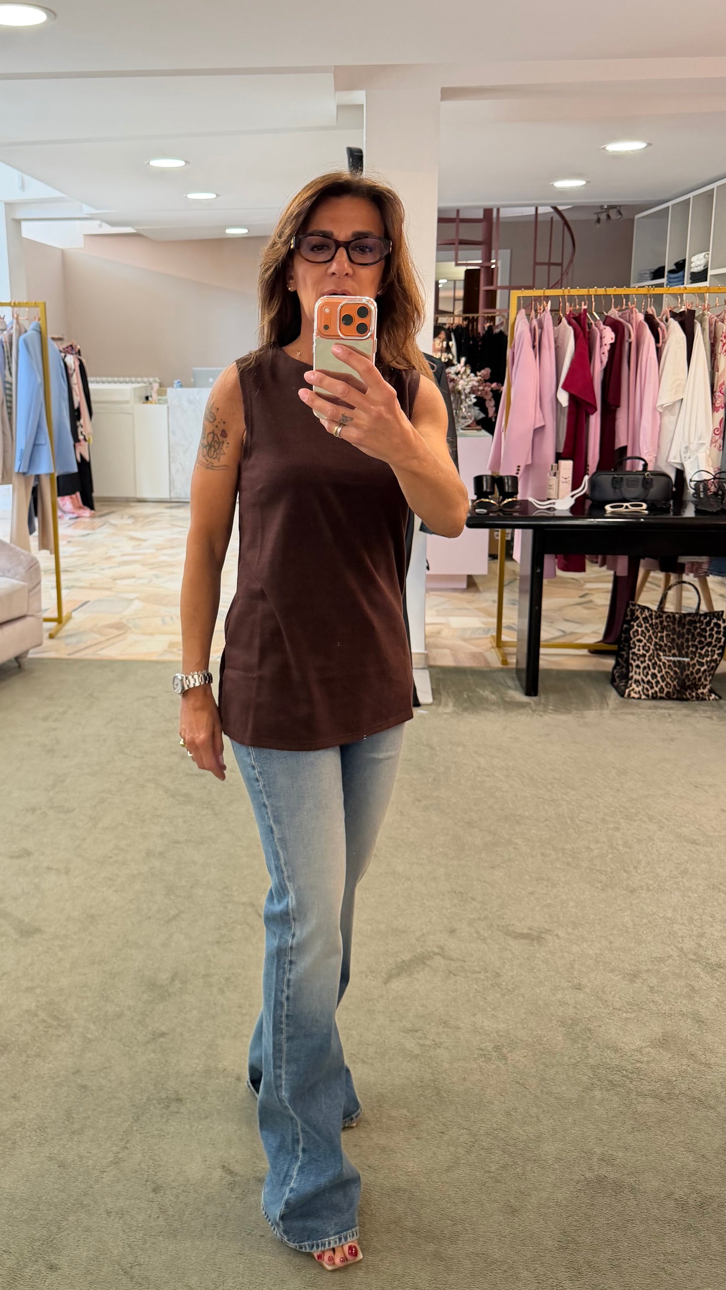 Maxi canotta marrone a costine con spacchi laterali gl