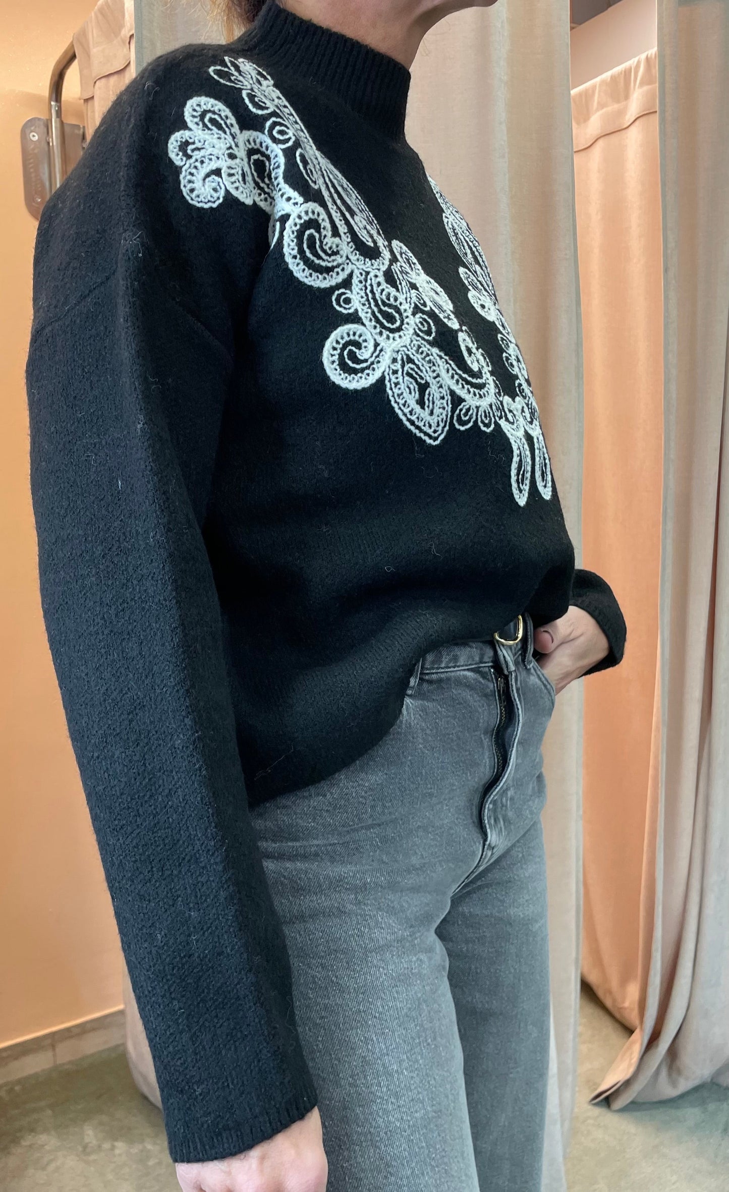 Maglione lupetto nero con ricami bianco bj