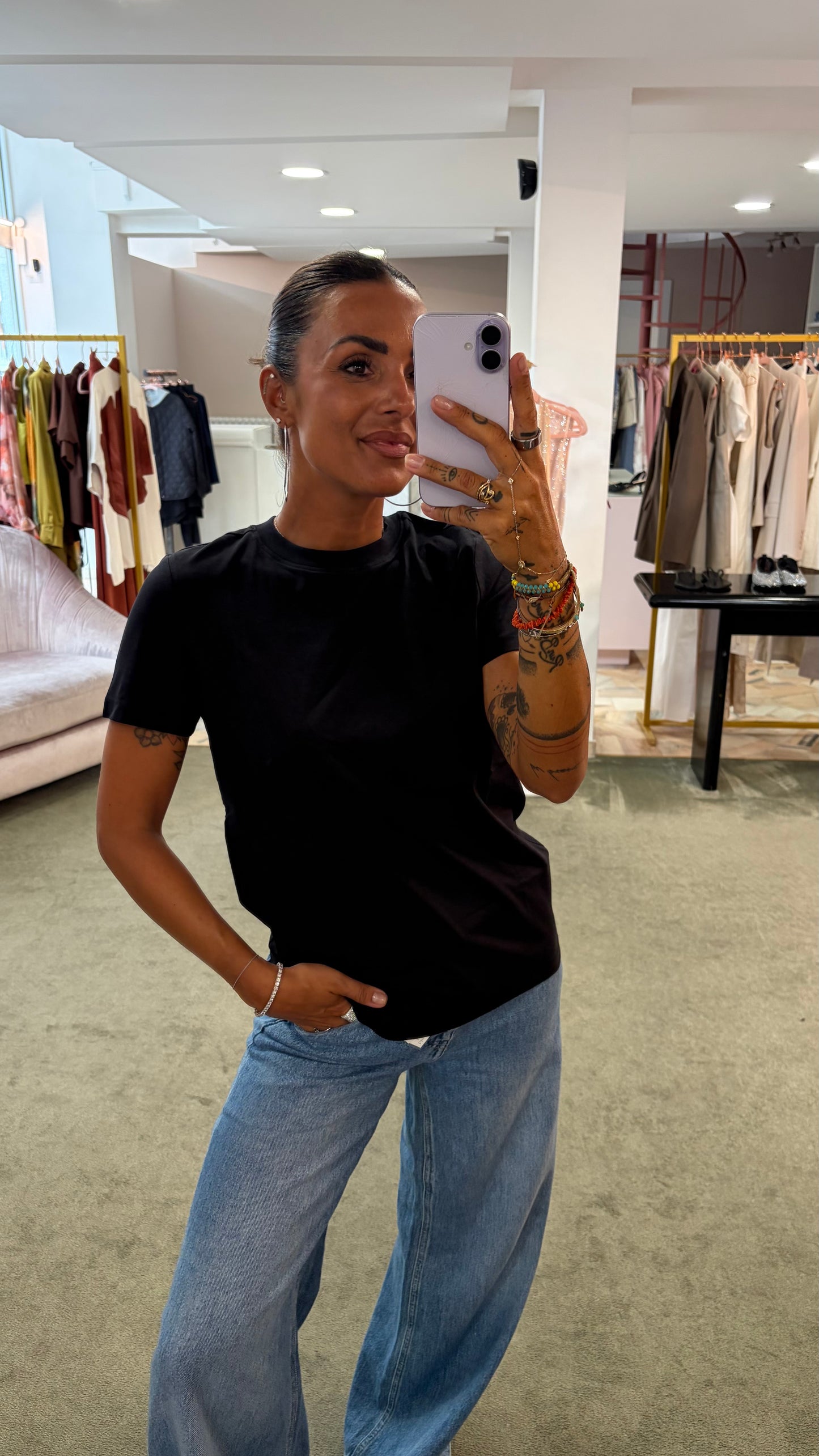 T-shirt nera essential sl