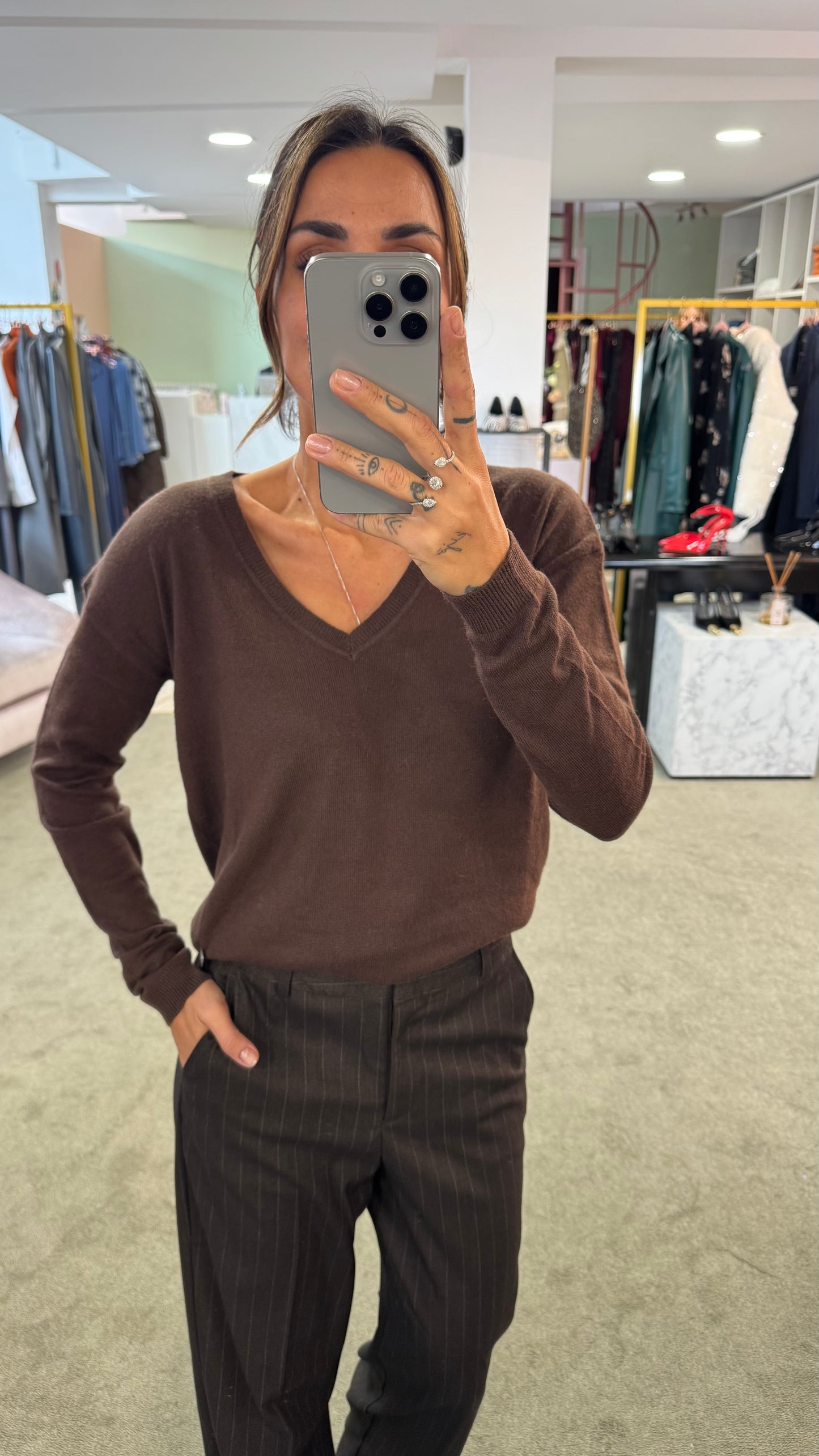 Maglione scollo a v marrone  in angora tk