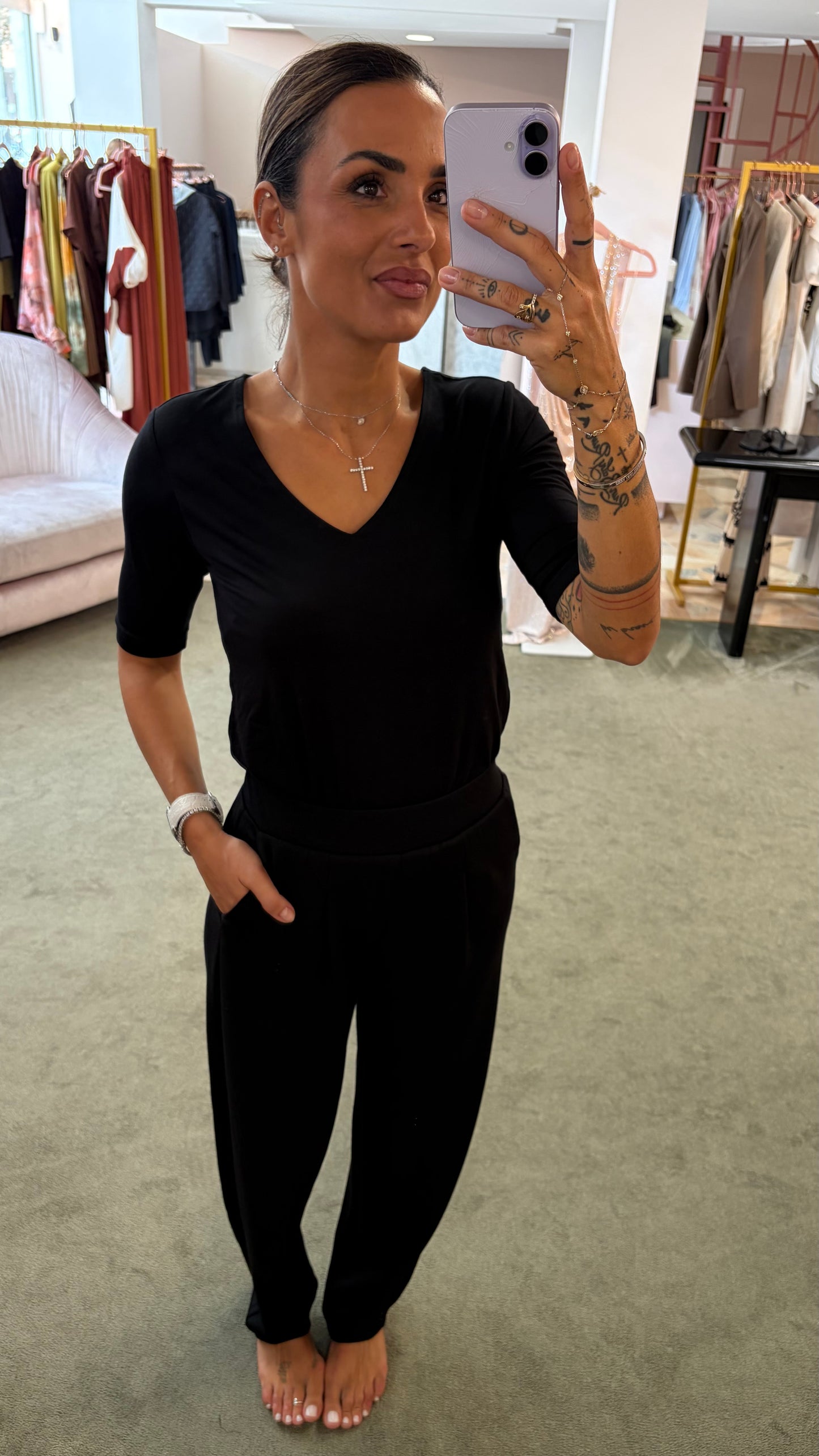 T-shirt nera scollo a v manica corta sy