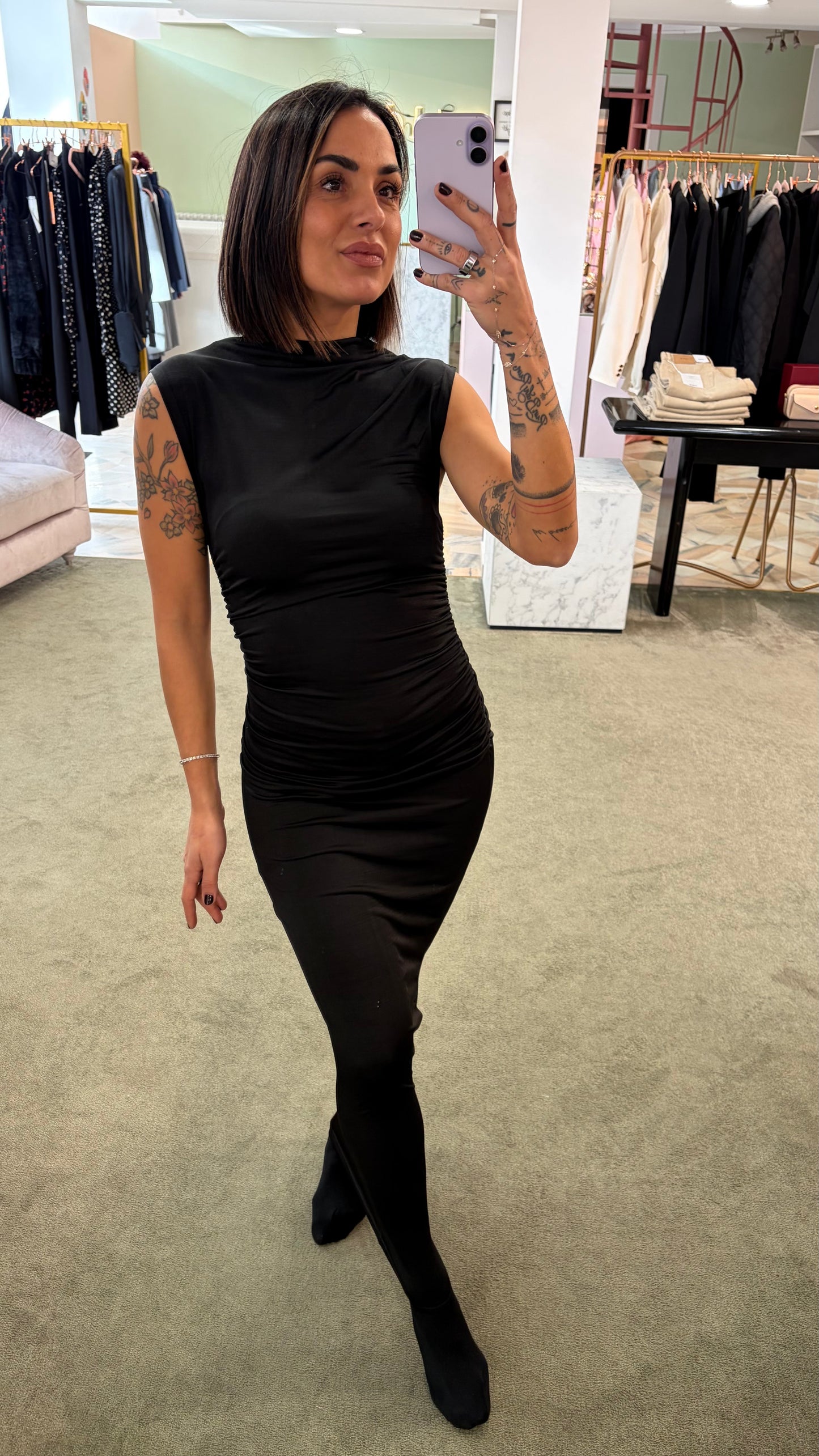 Abito lungo tubino nero smanicato elasticizzato con arricciature gl