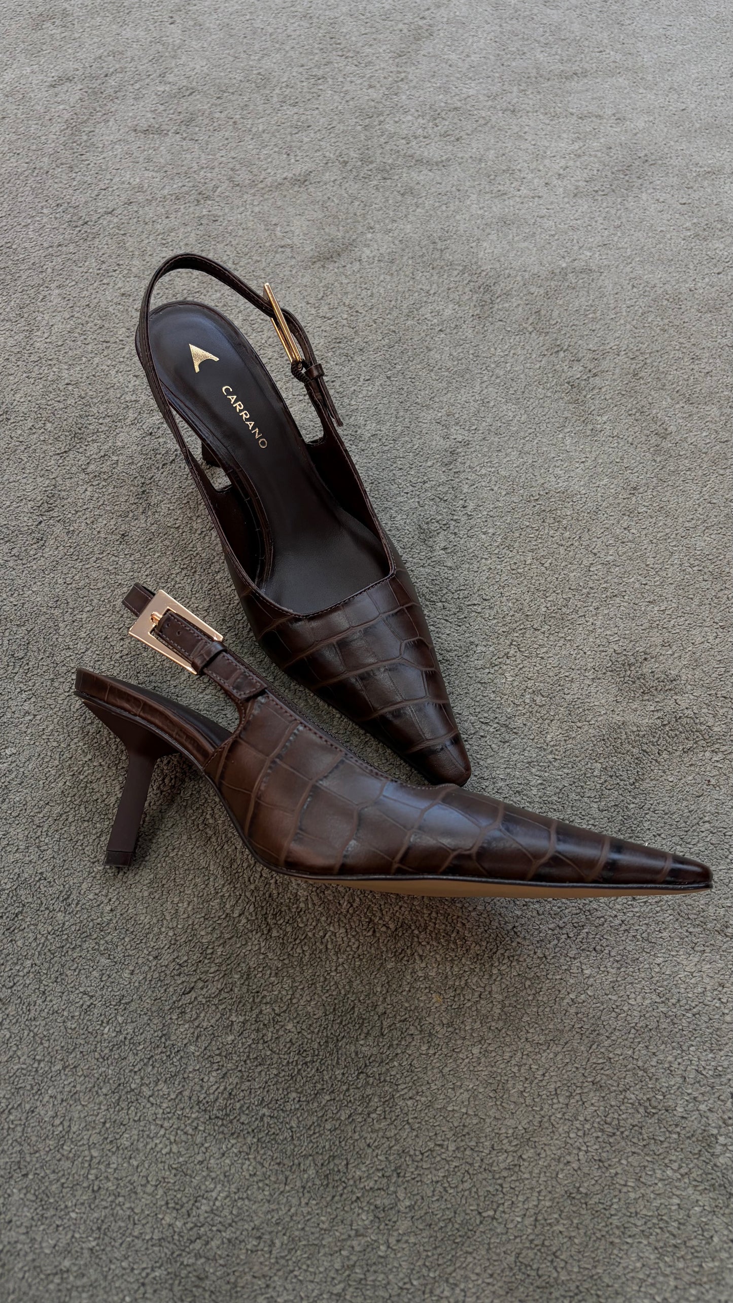 Slingback marrone in pelle crocco con fibbia oro cr