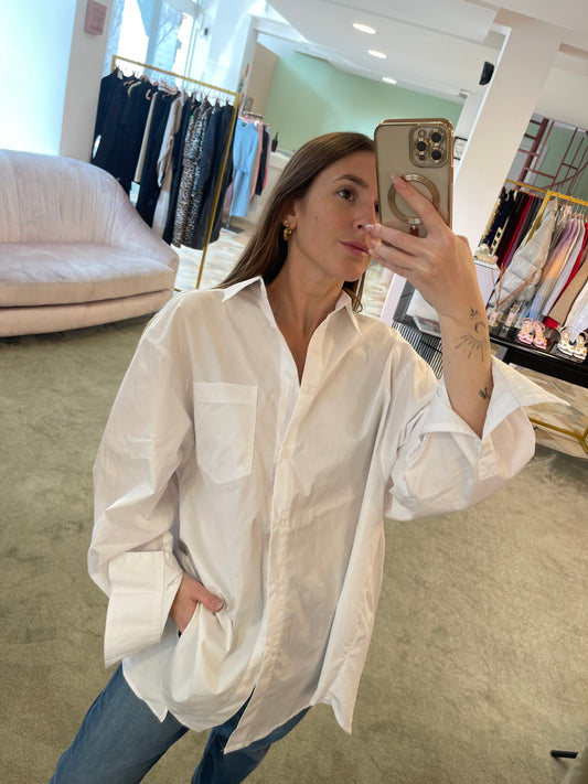 Camicia bianca con spacco dietro gl