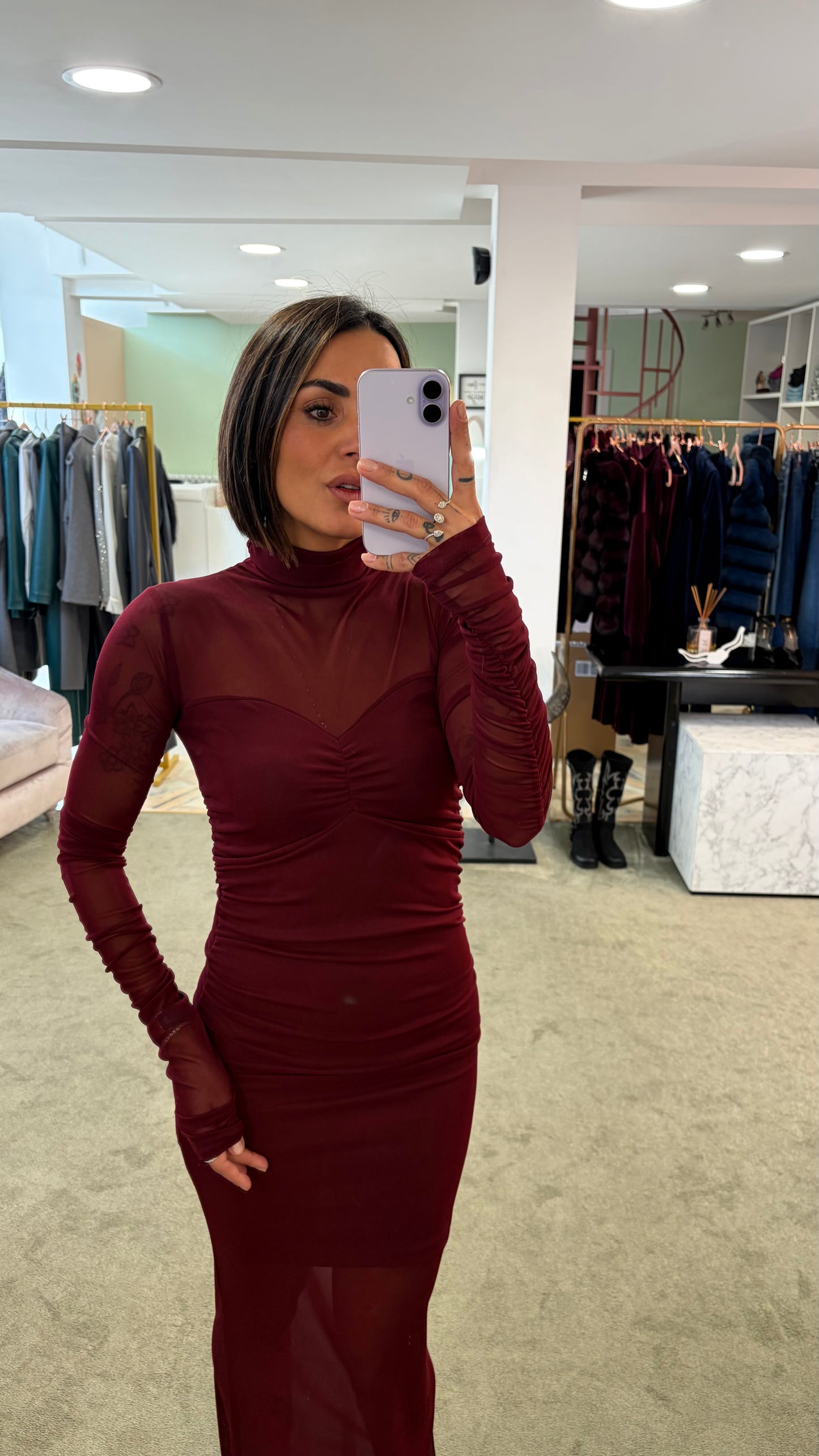 Abito lungo bordeaux con arricciature in tulle ks