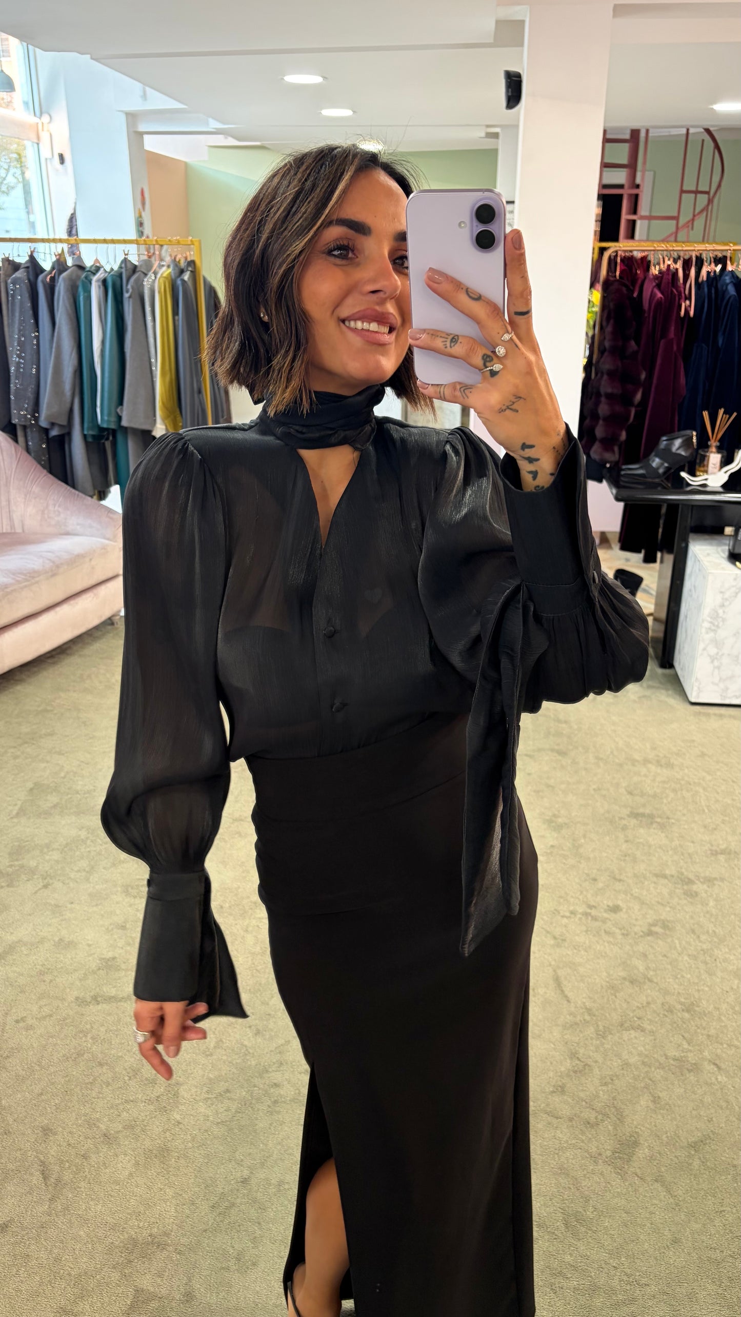 Camicia nera scollo a v con bottoncini e sciarpina Actualee