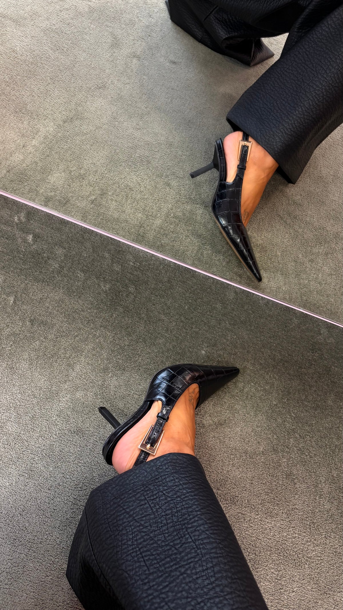 Slingback nera in pelle crocco con fibbia oro cr