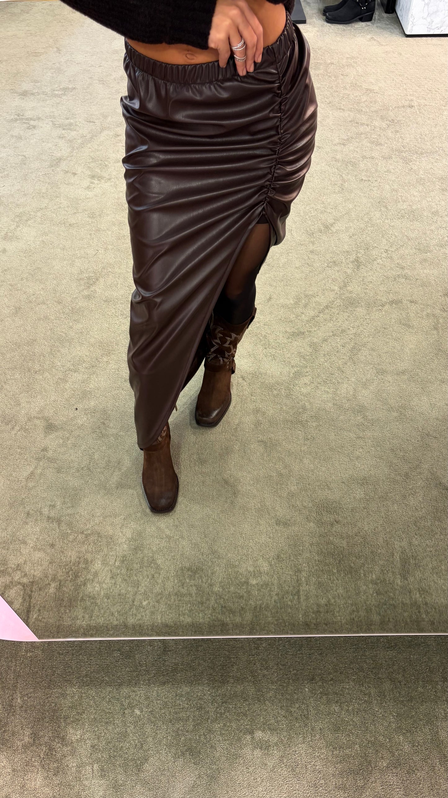 Gonna lunga marrone in ecopelle con spacco mq