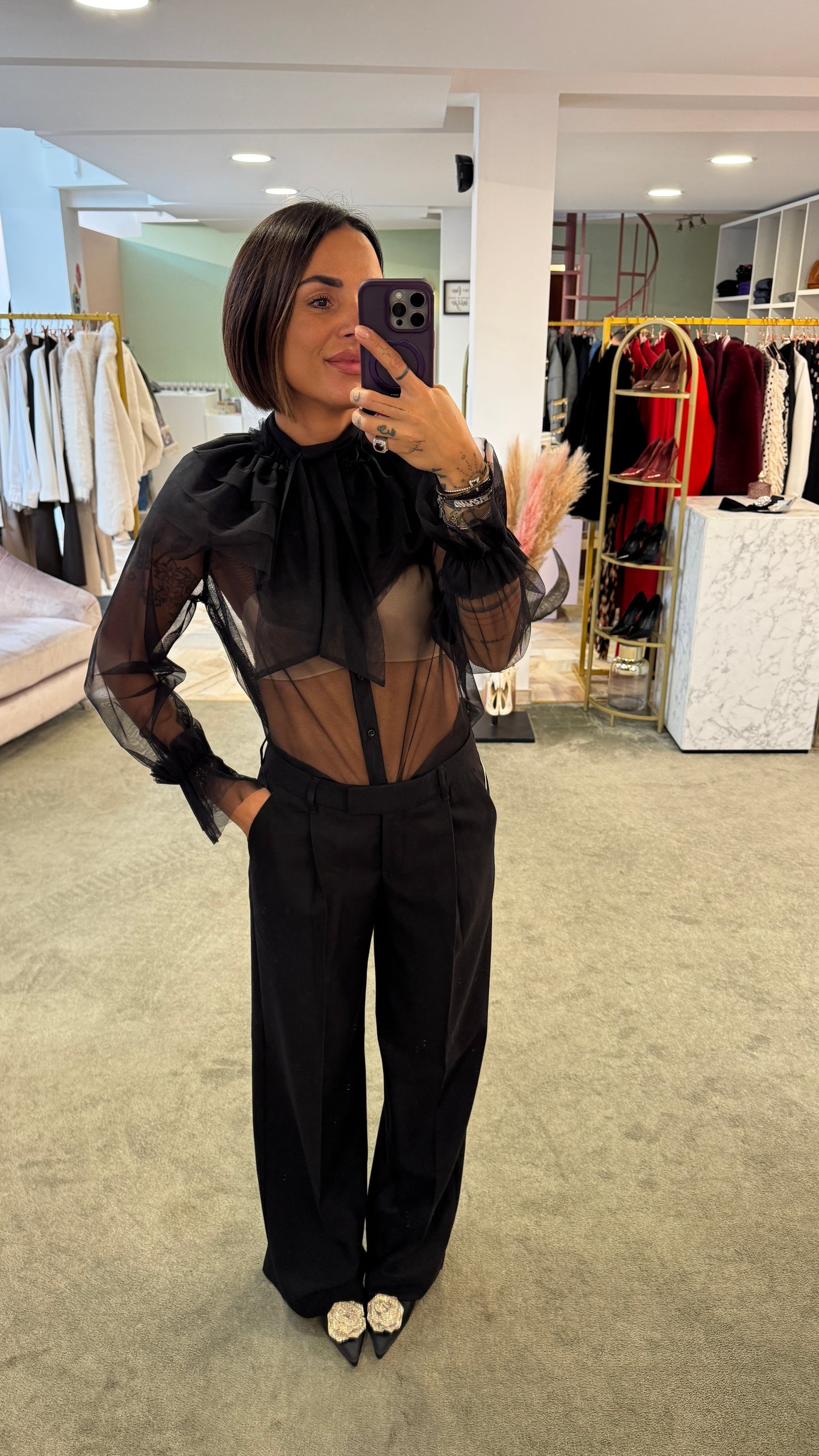 Camicia nera con volant in tulle actualee