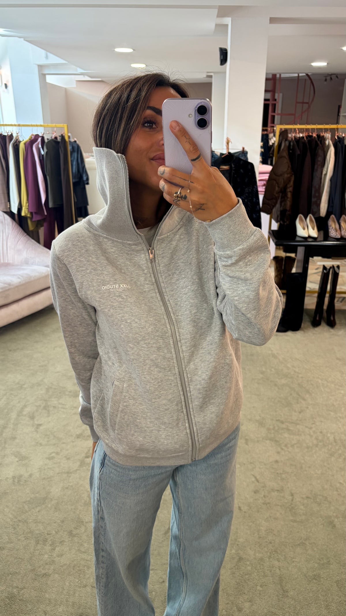 Felpa grigio chiaro con zip e collo alto jx