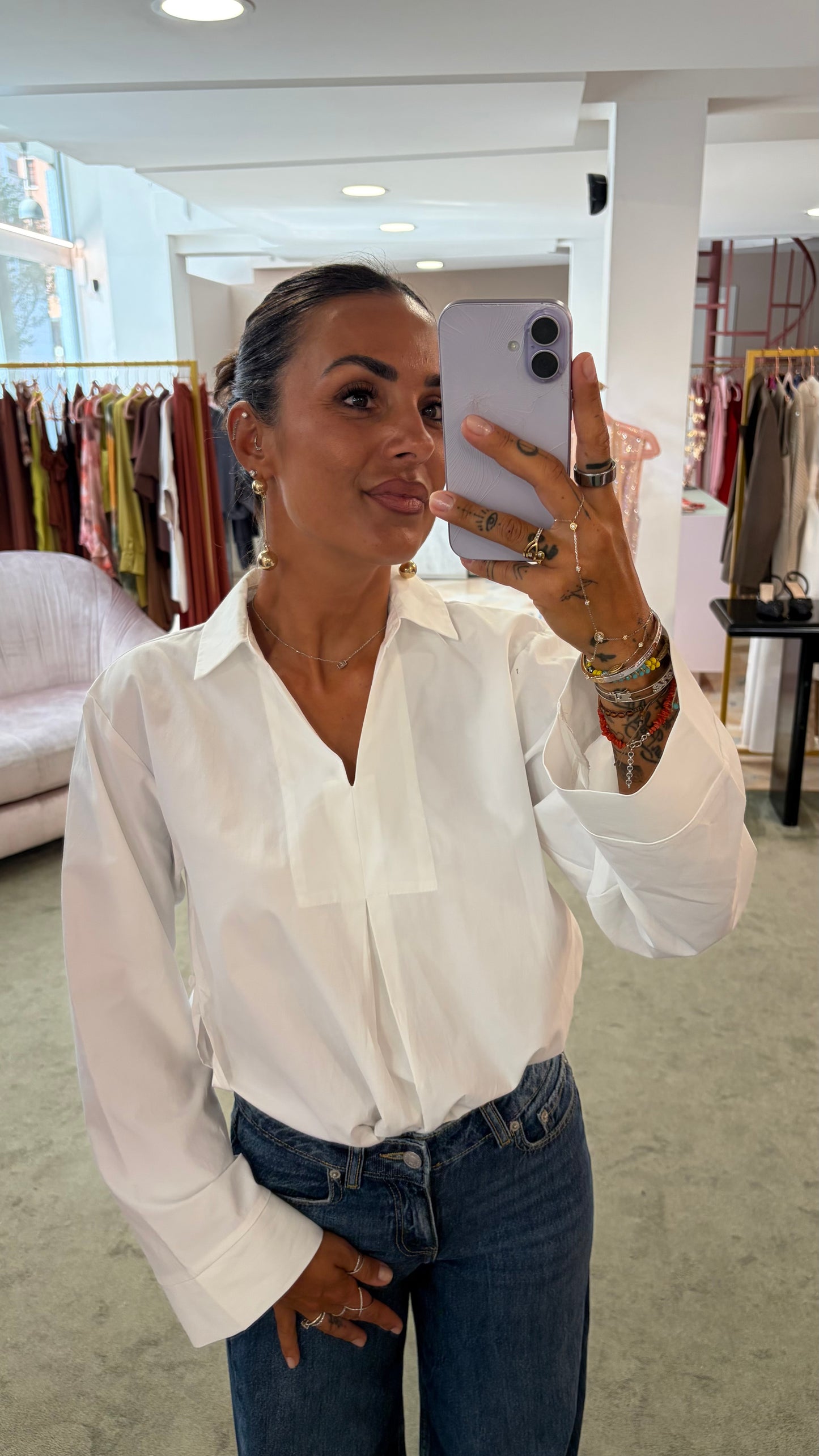 Camicia bianca scollo a v con bottoncini laterali sy