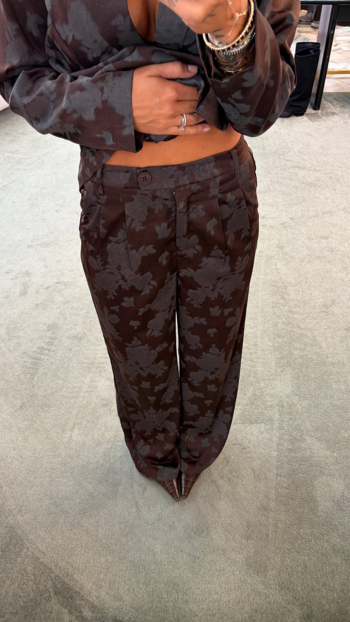 Pantaloni damascati marroni e grigio wide leg ay