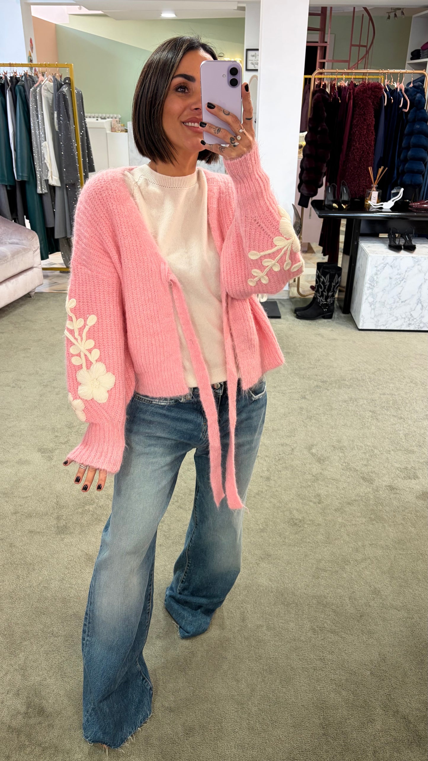Cardigan rosa con ricami sulla manica bj