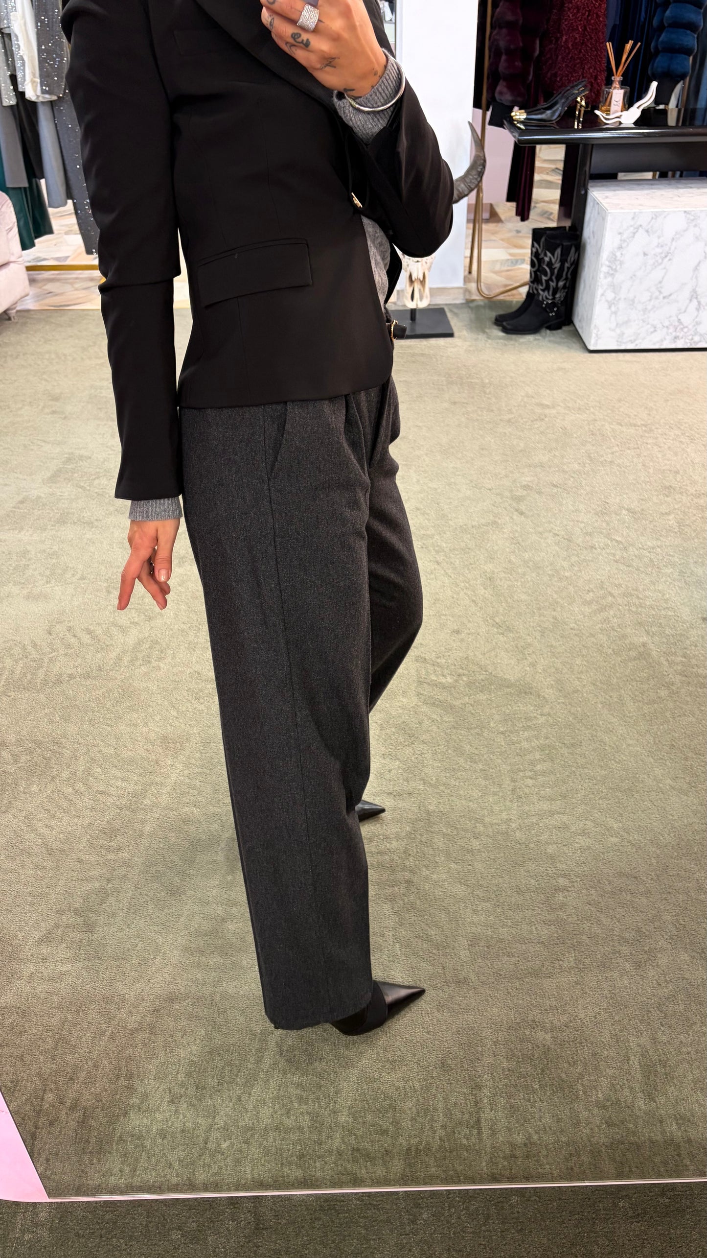 Pantaloni grigio scuro barrel con pences sl