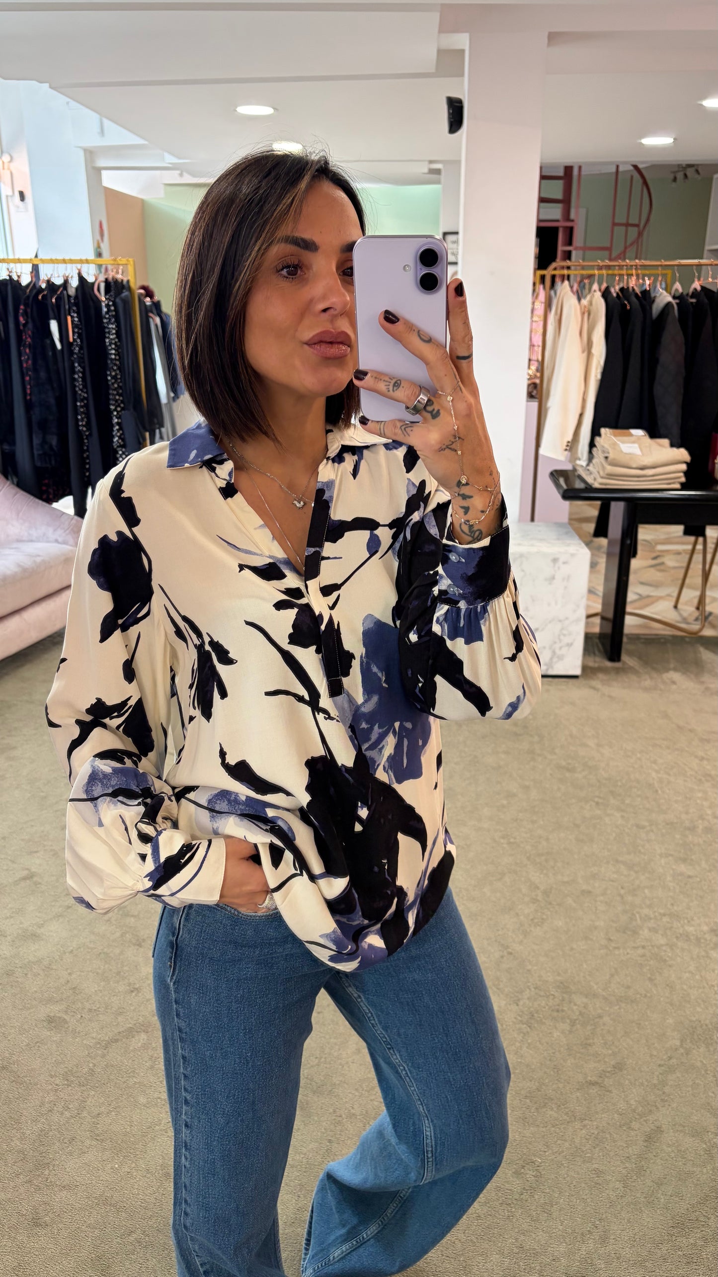 Camicia crema con fiori azzurri e neri sy