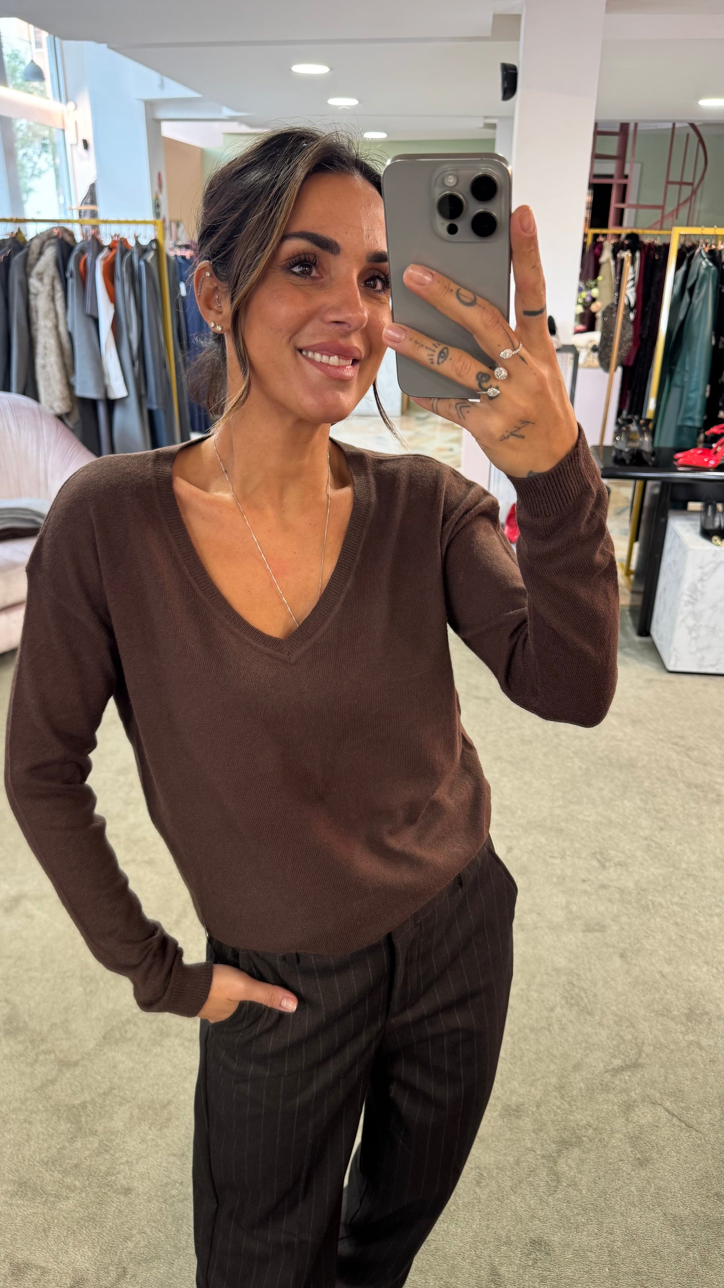 Maglione scollo a v marrone  in angora tk