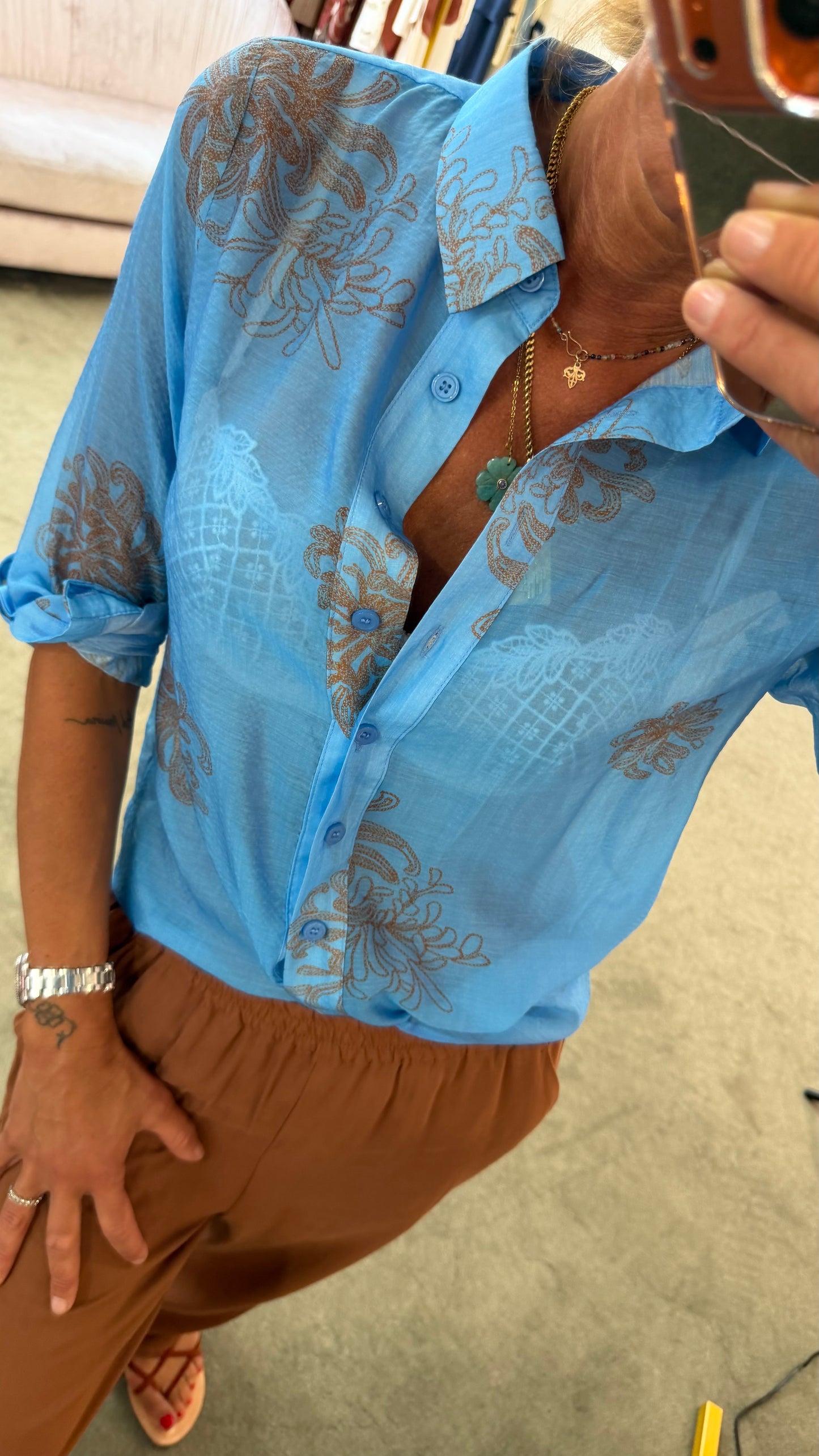 Camicia azzurra con ricami ruggine ay