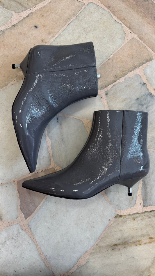 Stivaletto grigio in vernice tacco kitten