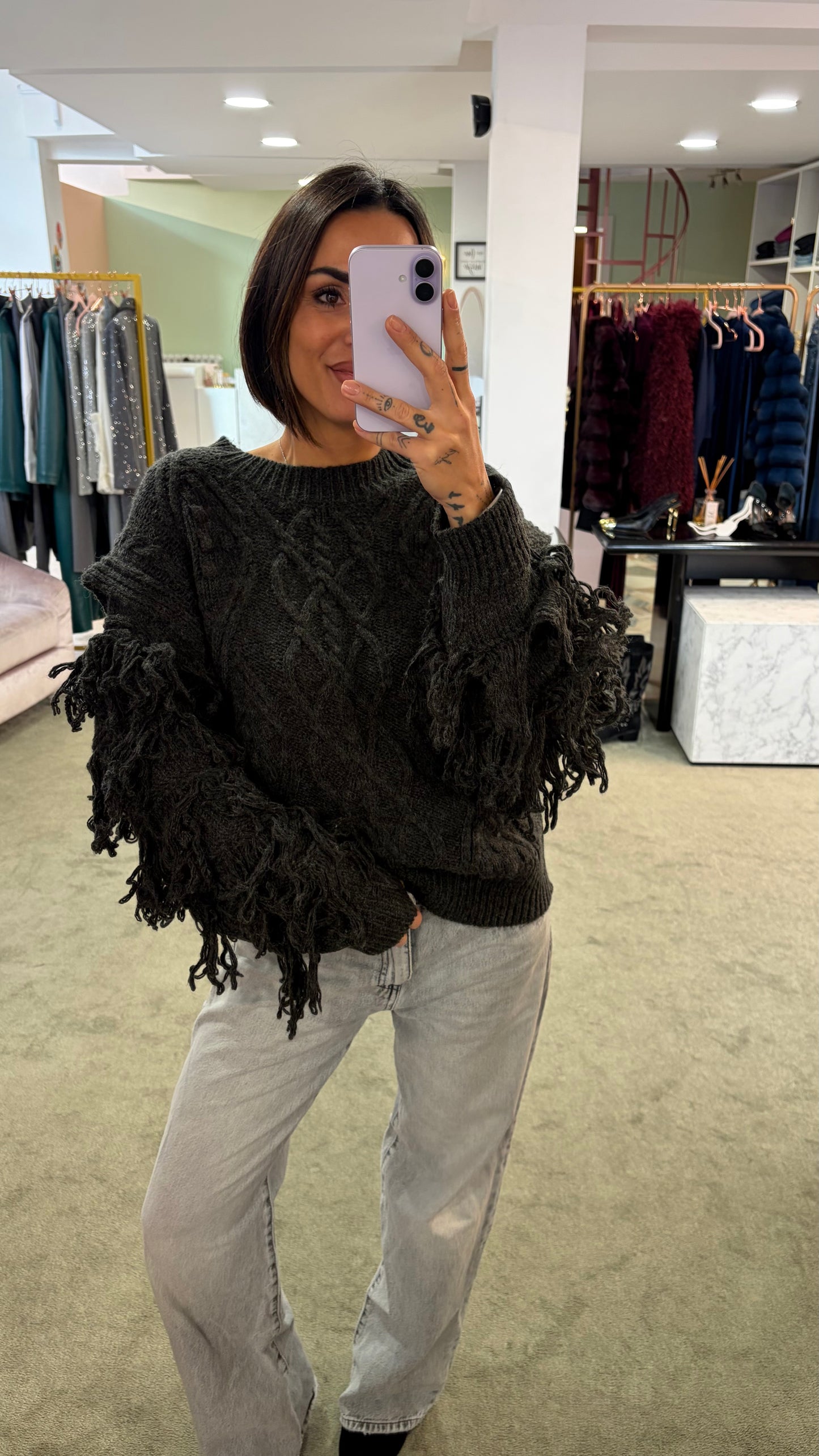Maglione grigio scuro losanghe e manica con frange gl