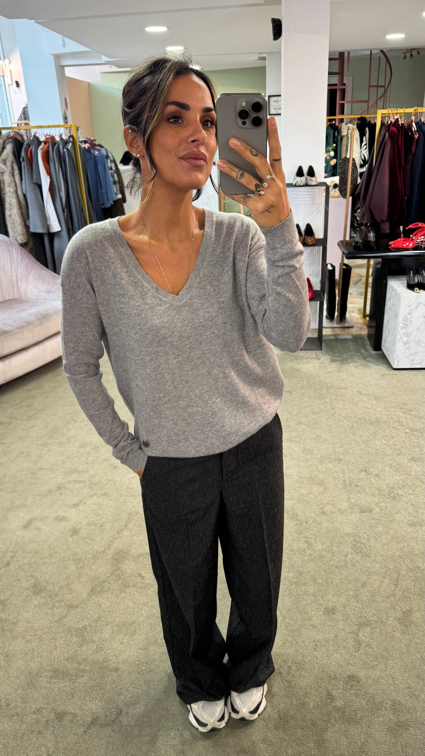 Maglione scollo a v grigio in angora tk