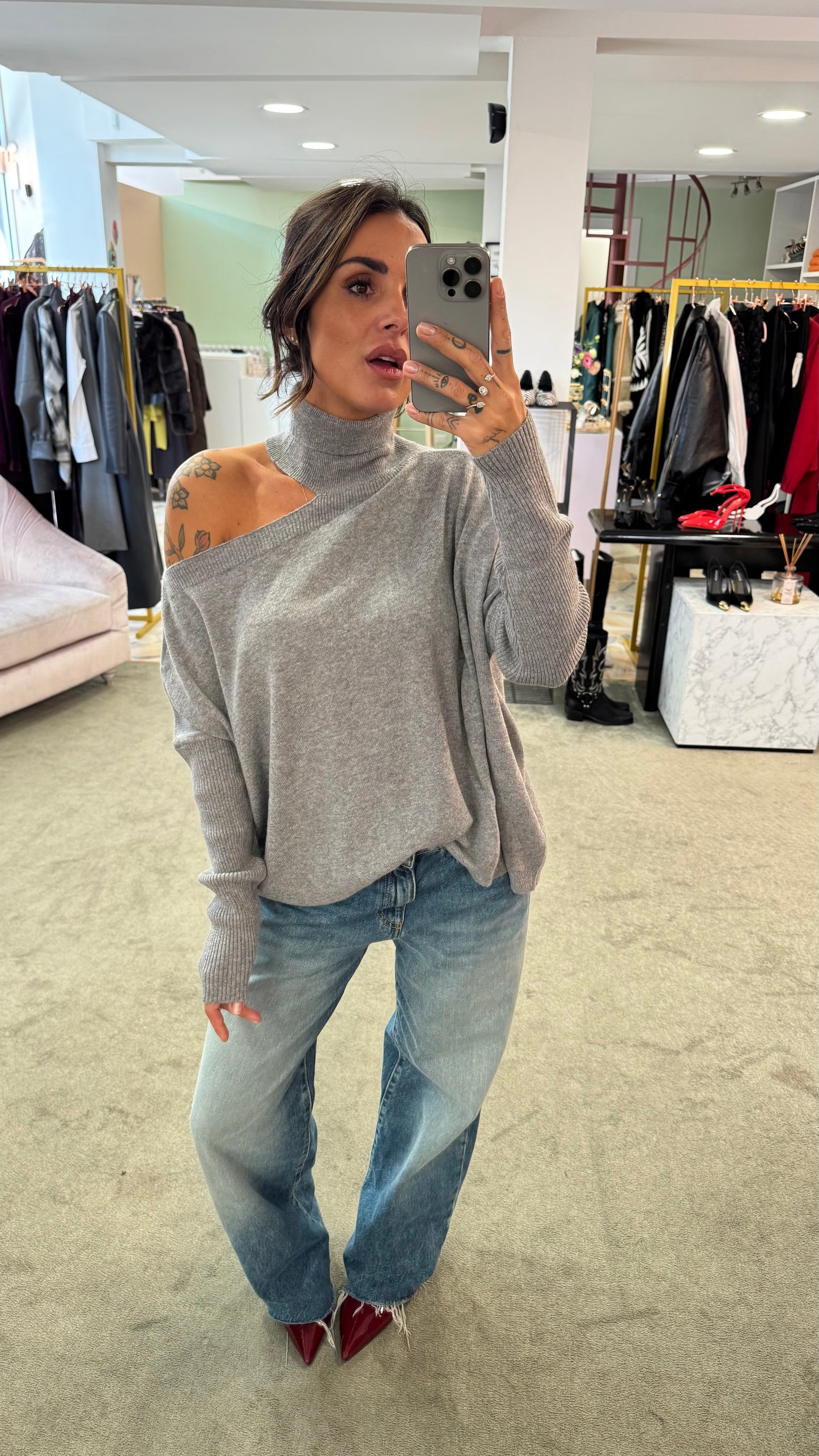 Dolcevita grigio cutout  sulla spalla lh