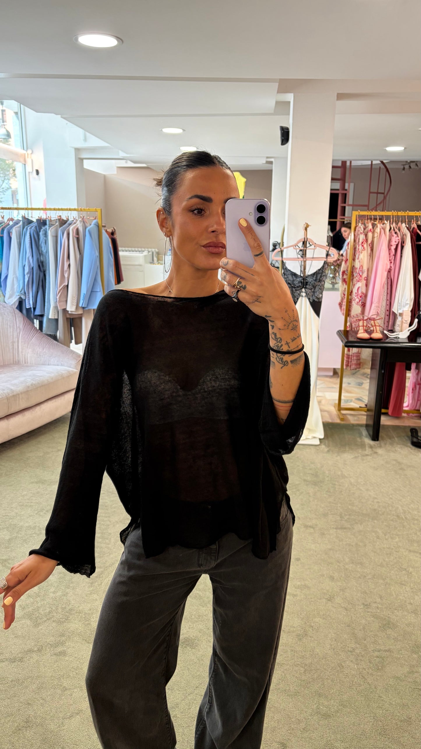 Maglia nera scollo a barca in lino fy