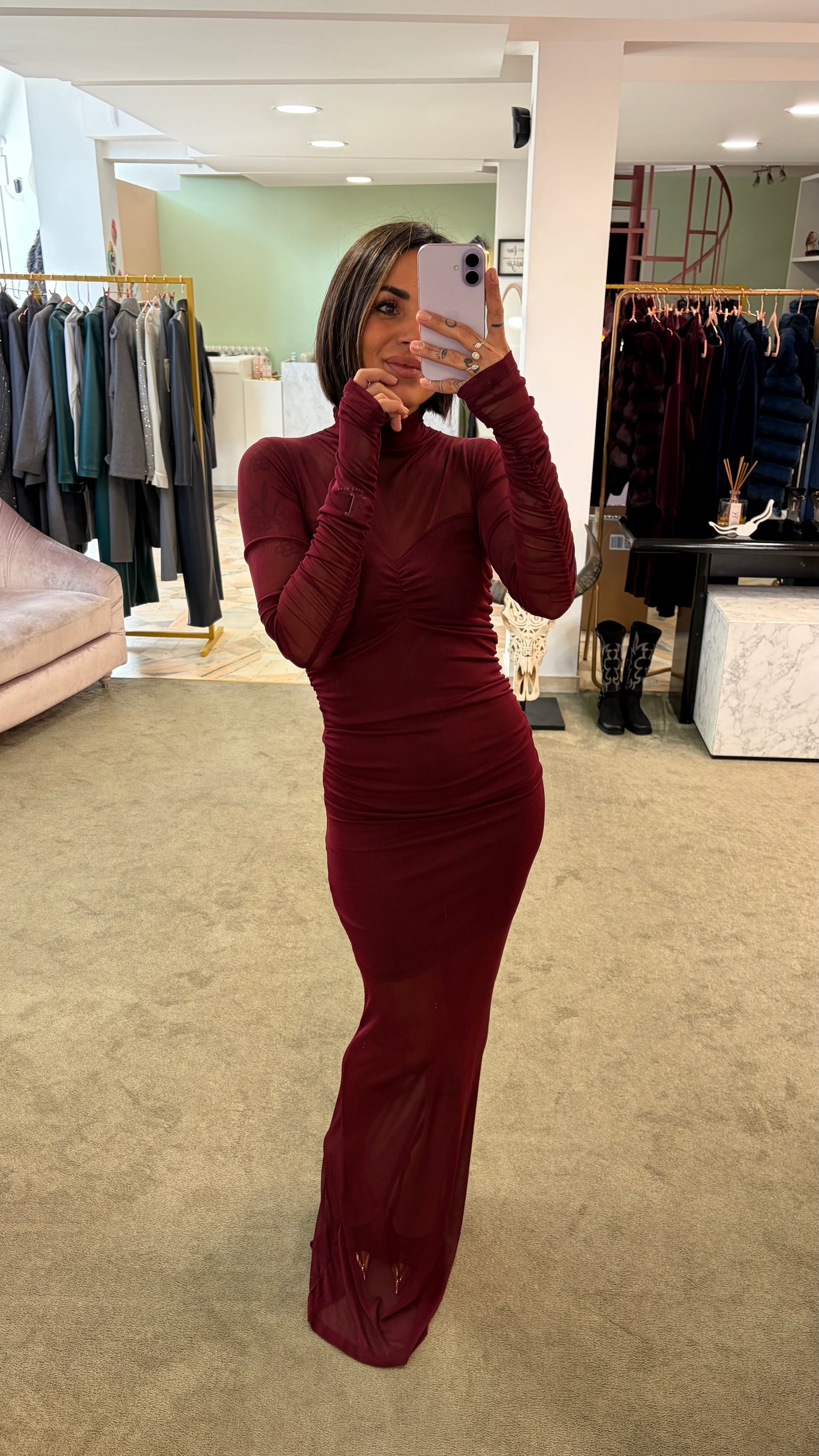 Abito lungo bordeaux con arricciature in tulle ks