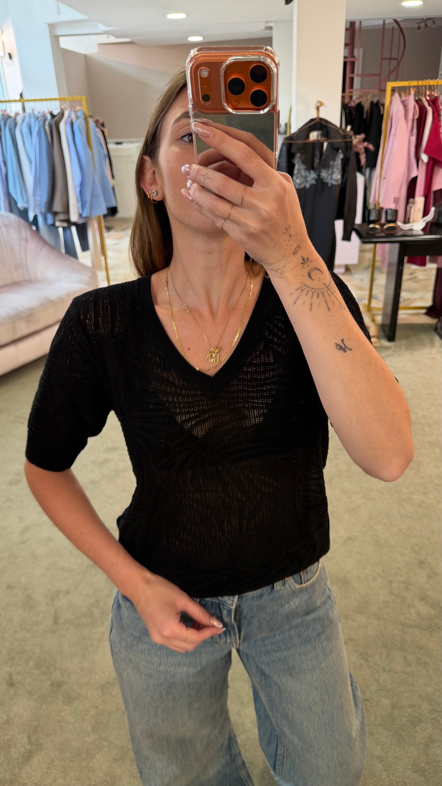 Maglia scollo a v nera in maglia traforata sy