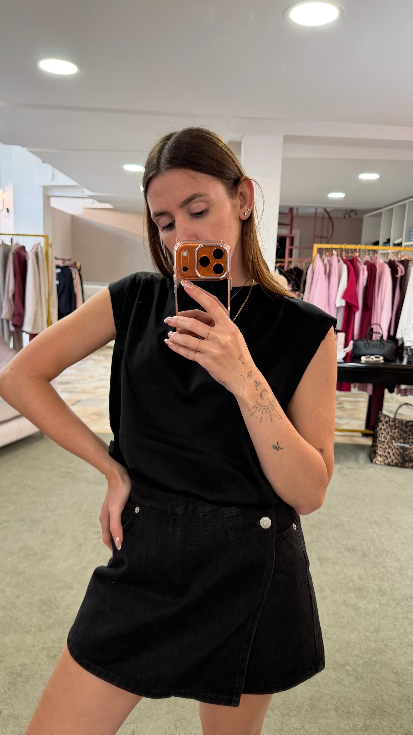 Pantagonna shorts nero in denim jx