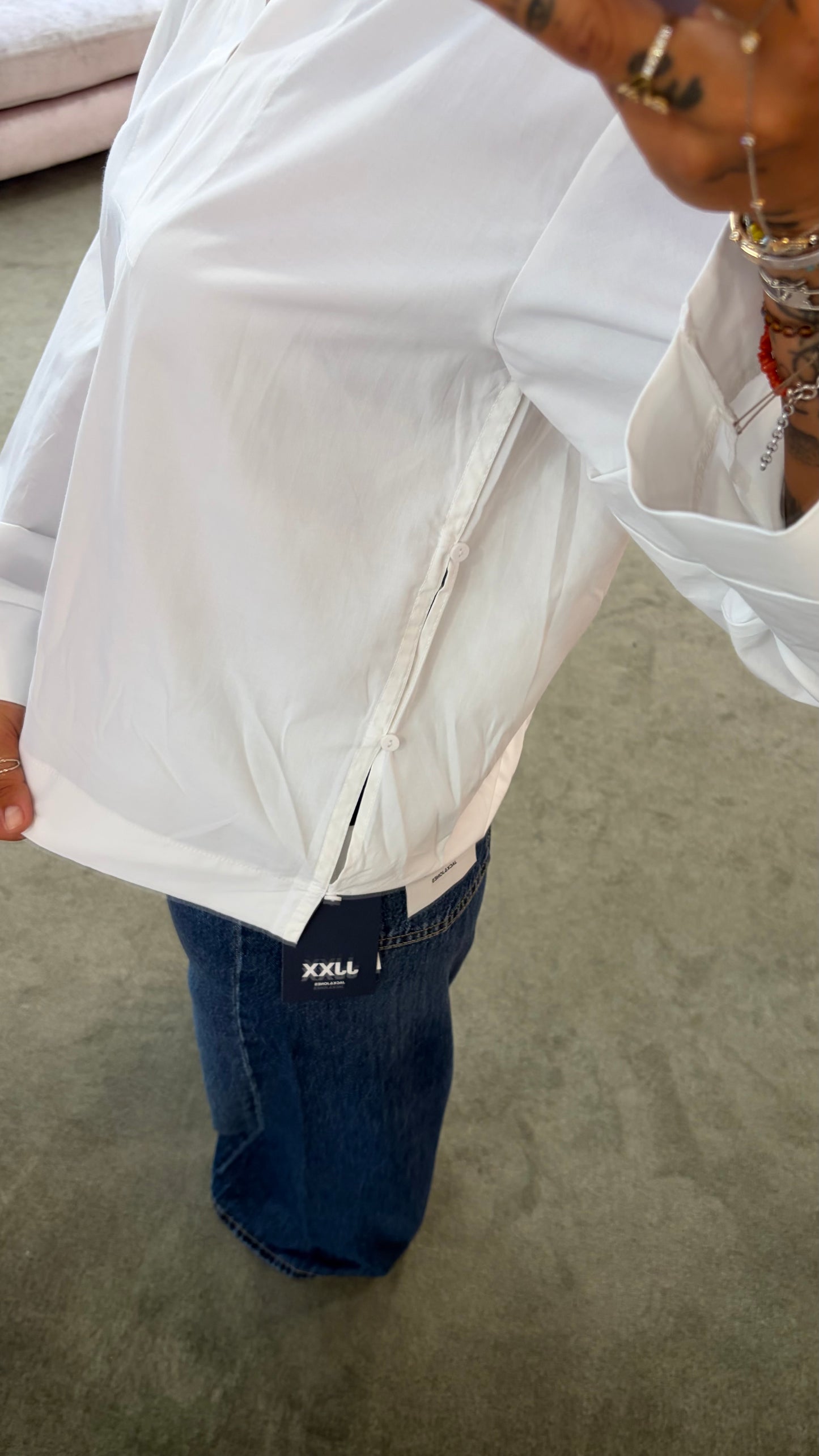 Camicia bianca scollo a v con bottoncini laterali sy