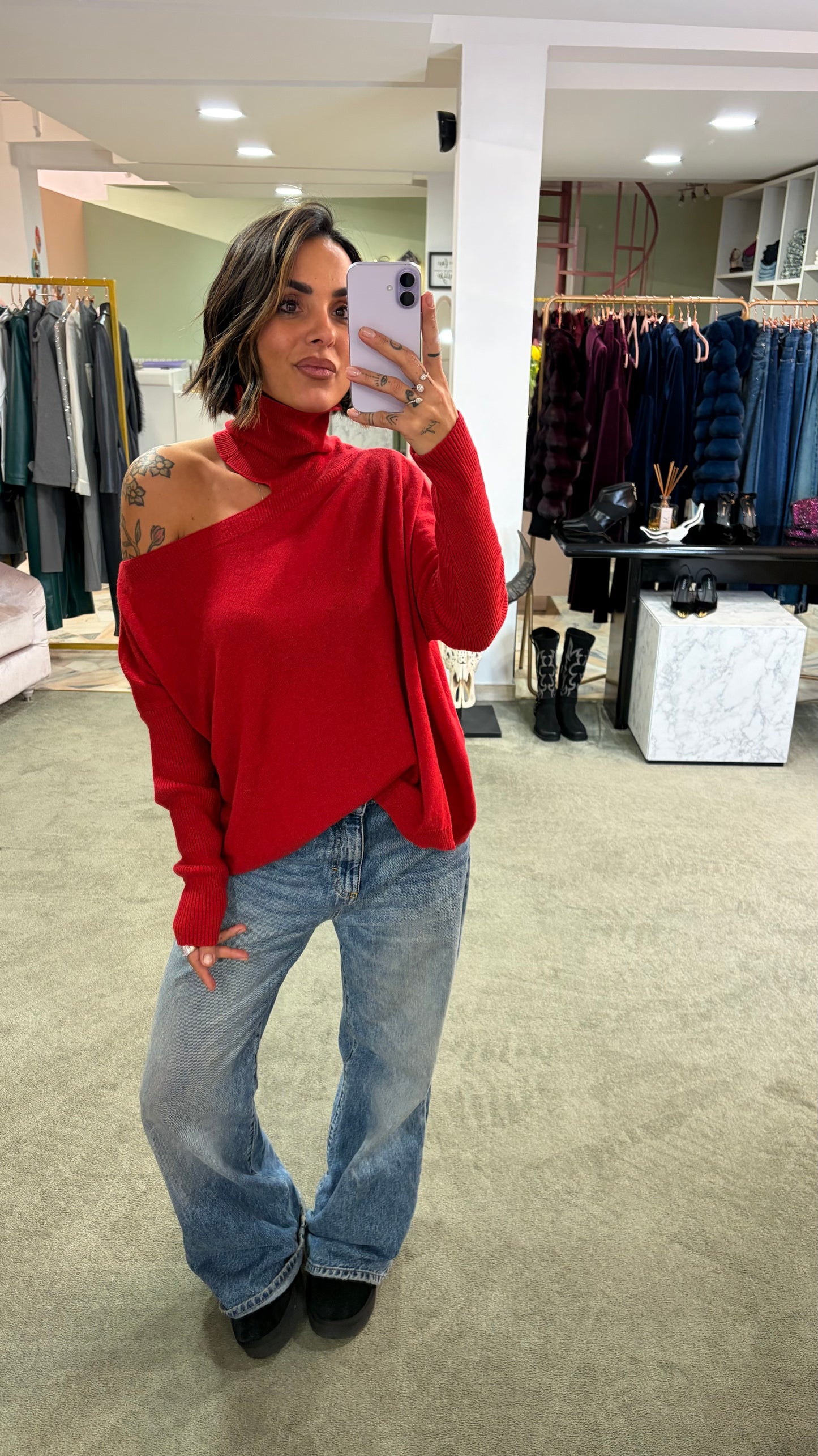 Dolcevita rosso cutout sulla spalla lh