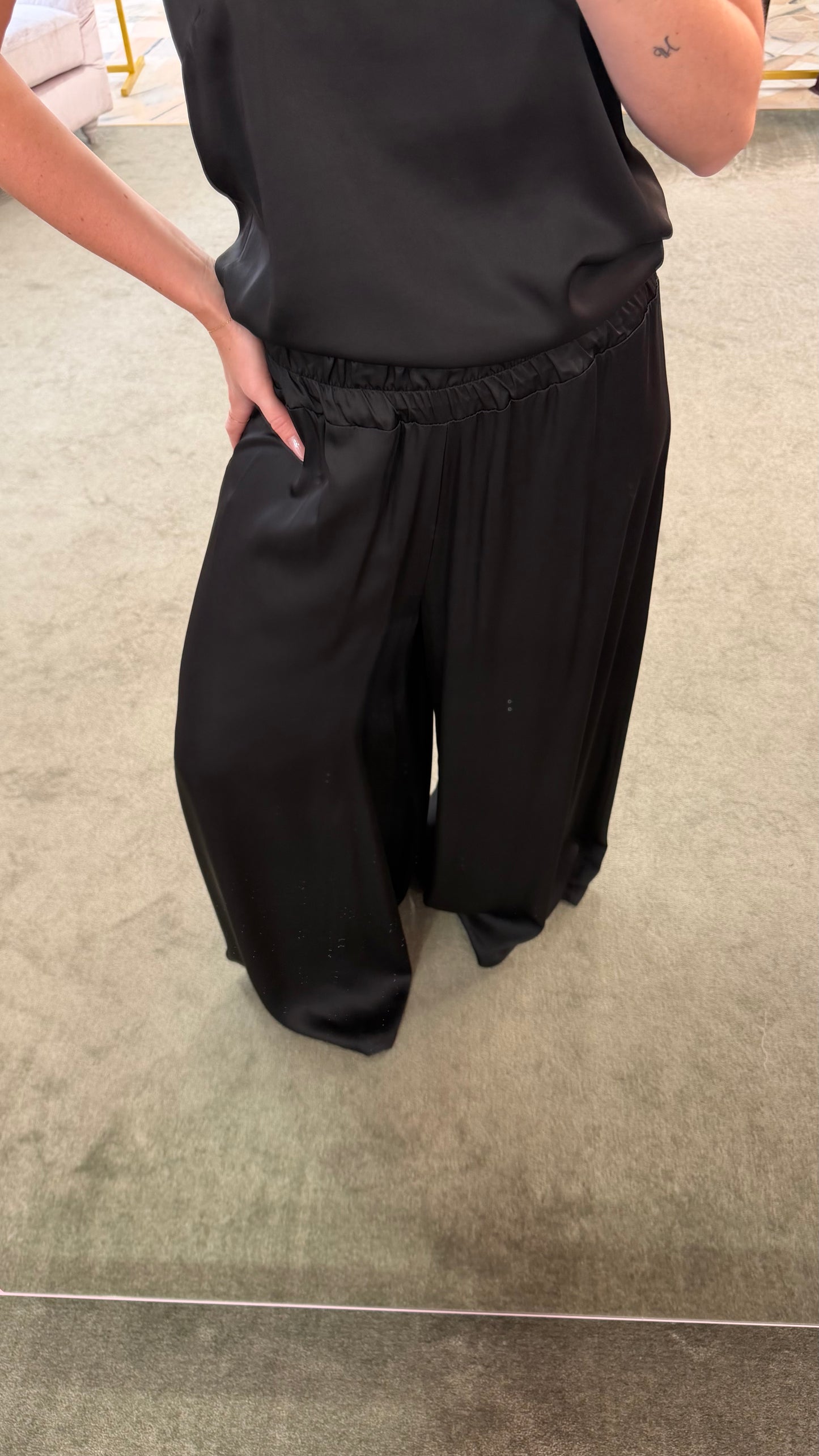 Pantaloni neri a palazzo in satin ay
