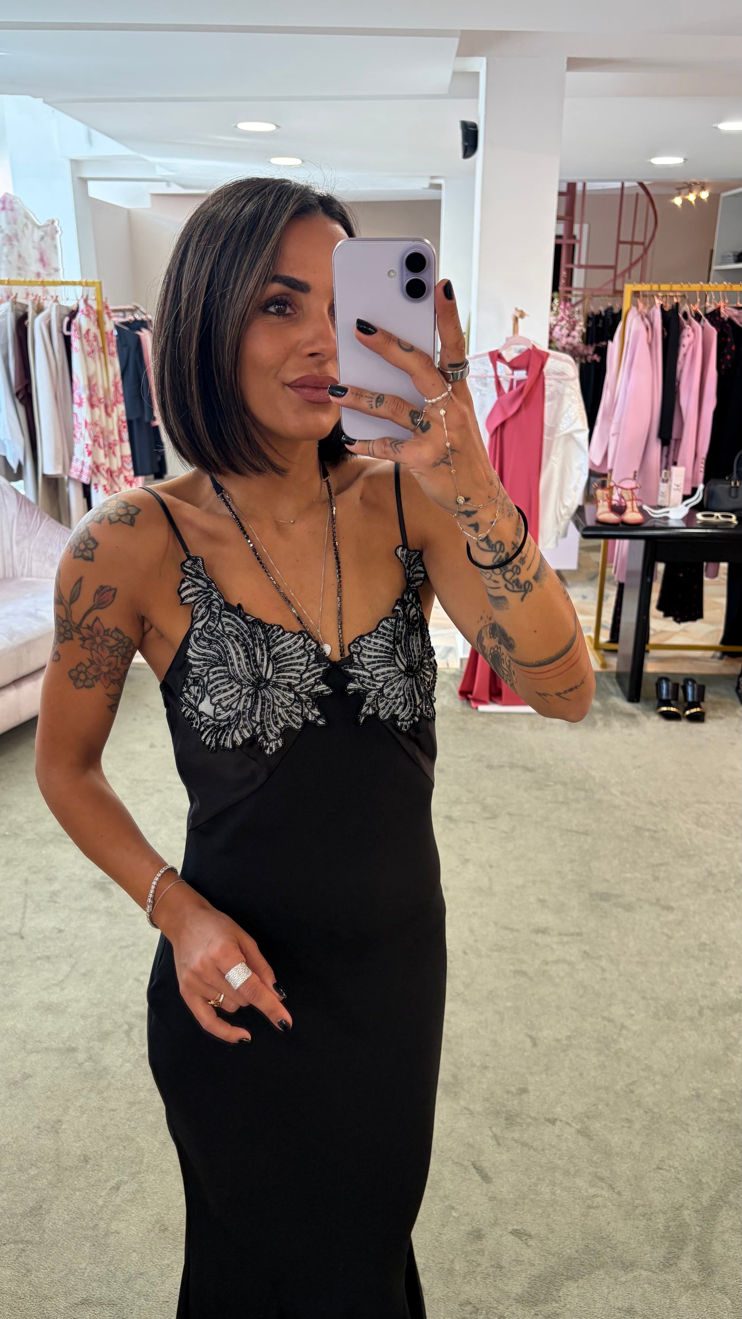 Abito lungo nero sottoveste con ricami e collana crystal fr