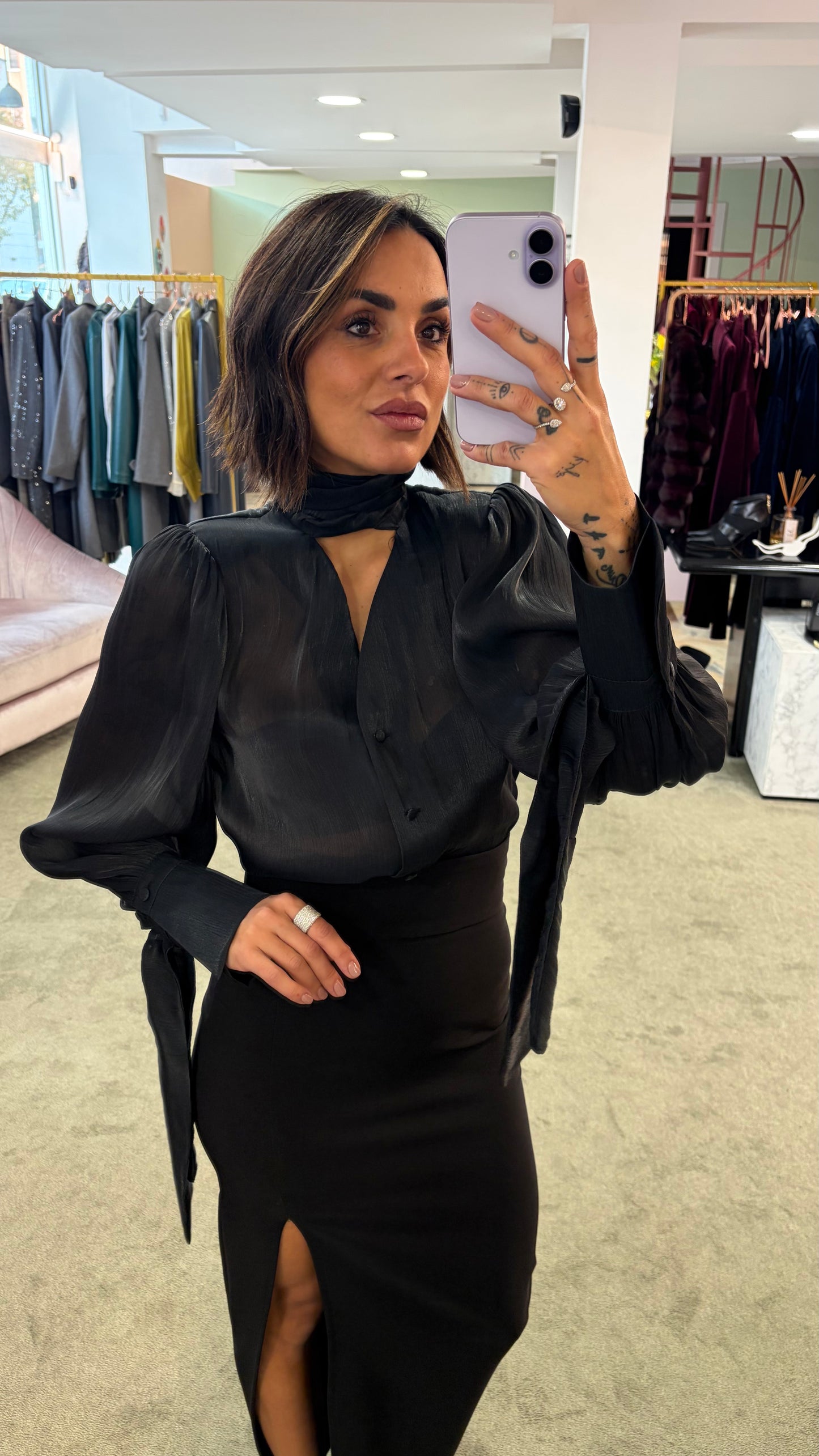 Camicia nera scollo a v con bottoncini e sciarpina Actualee