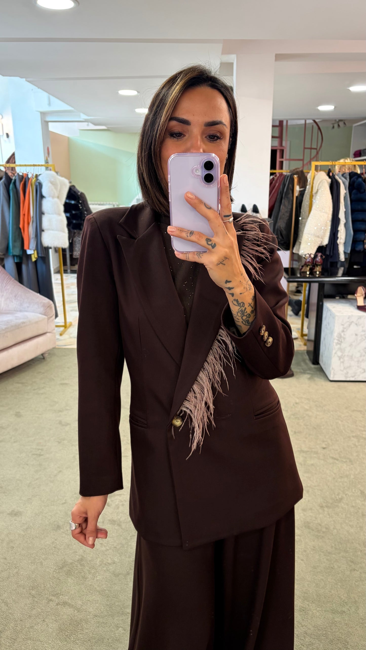 Blazer marrone rever con piume rosa mq