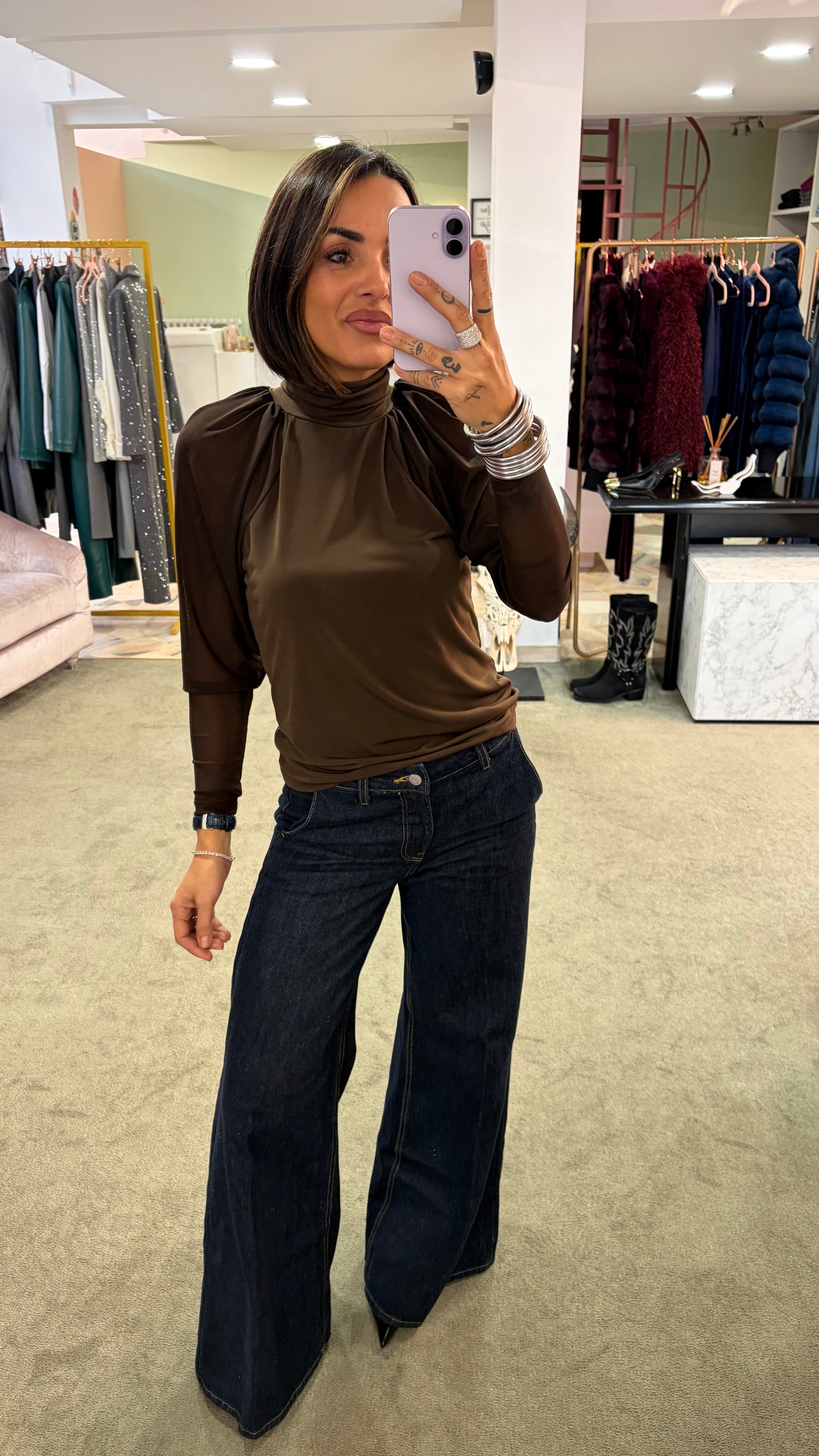 Lupetto marrone con maniche a palloncino in tulle mq