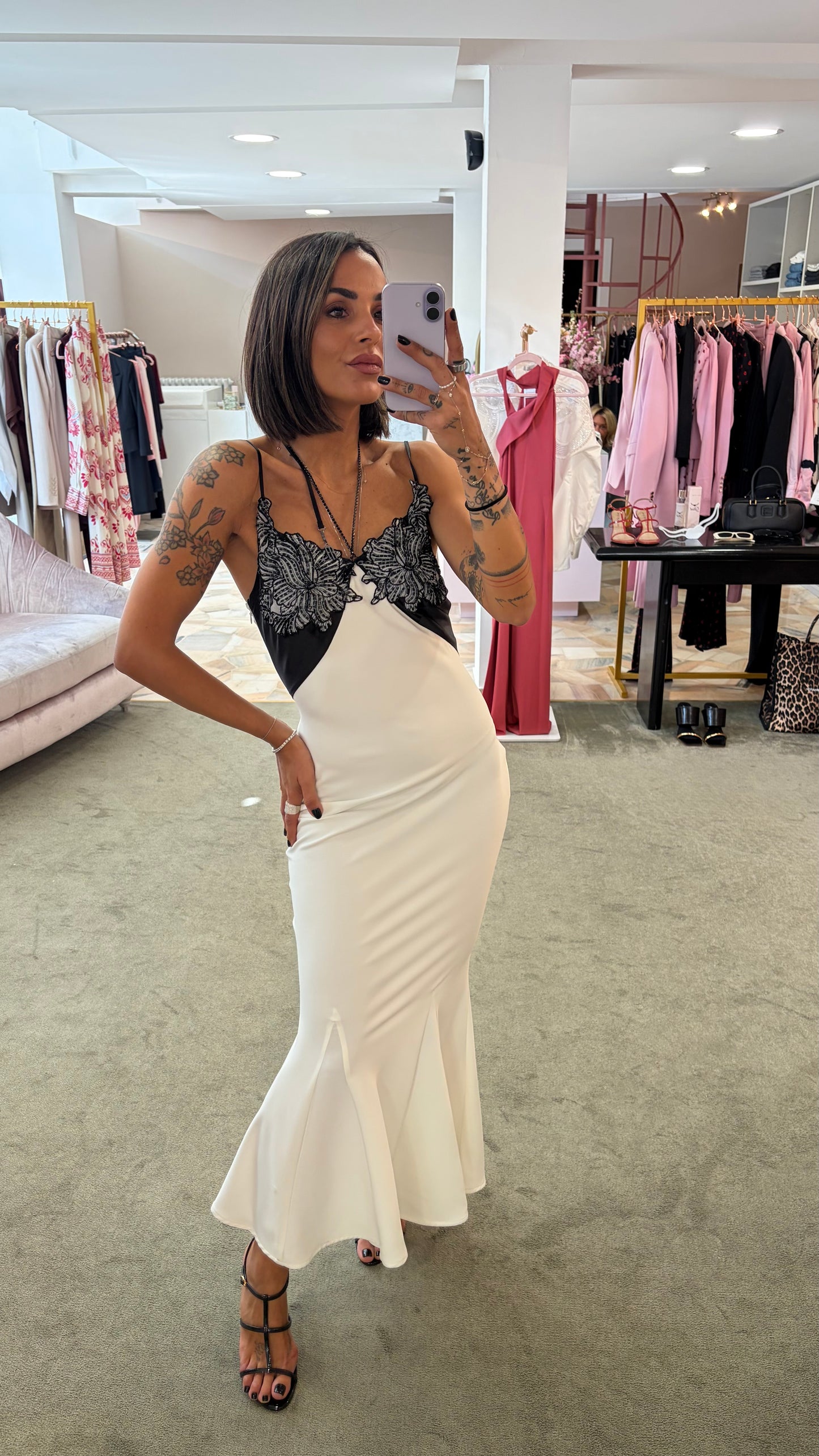 Abito lungo bianco sottoveste con ricami e collana crystal fr