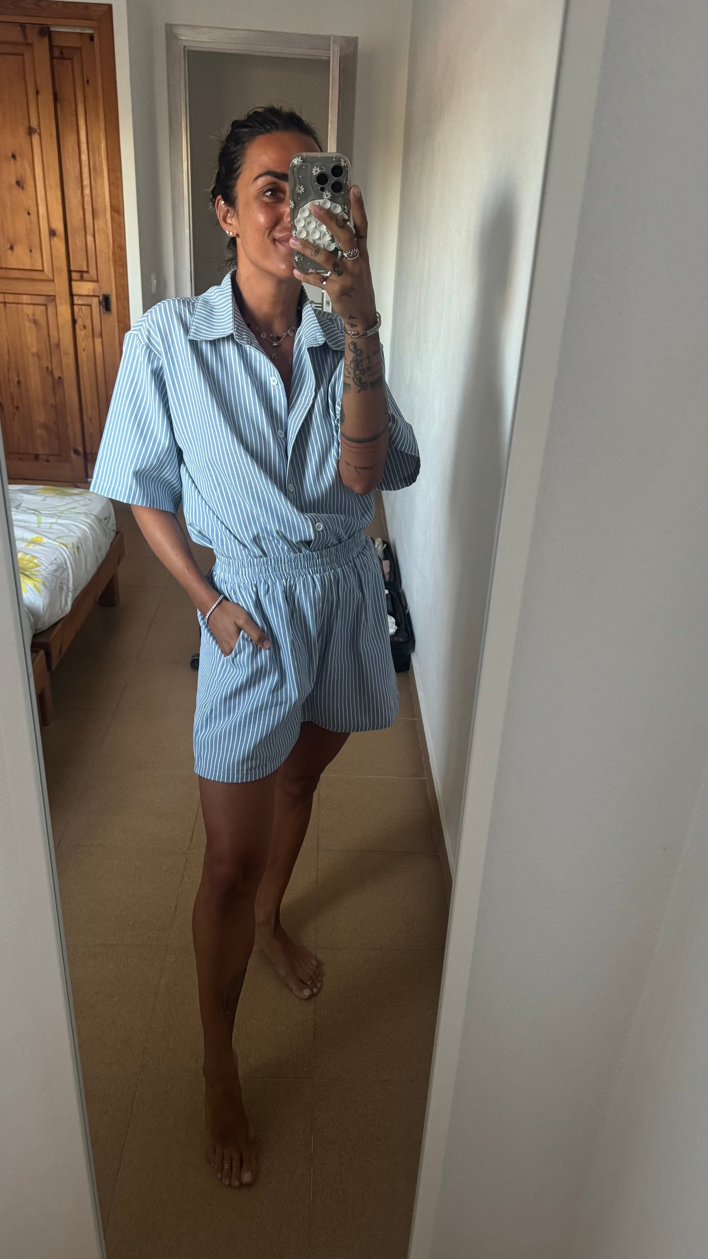 Set camicia e shorts a righe azzurro e bianco ep