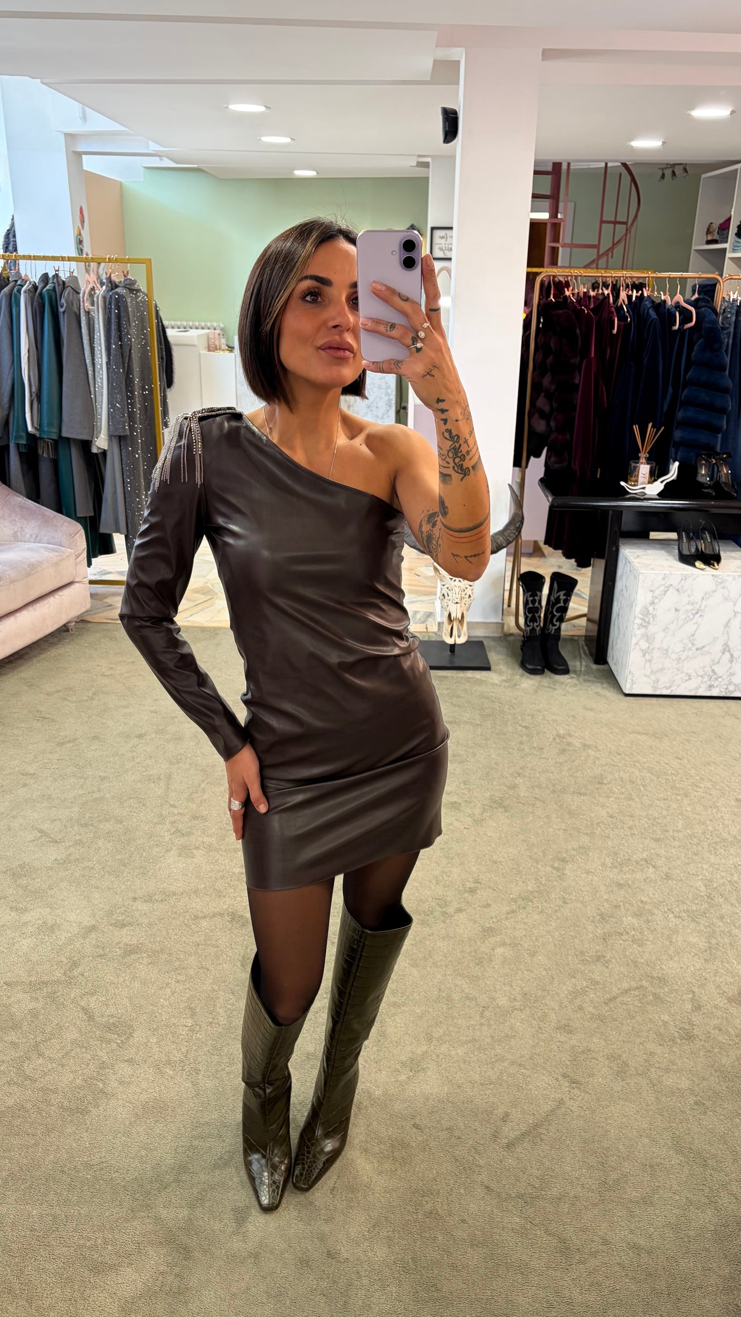 Abito monospalla marrone fango in ecopelle con dettaglio gioiello mq